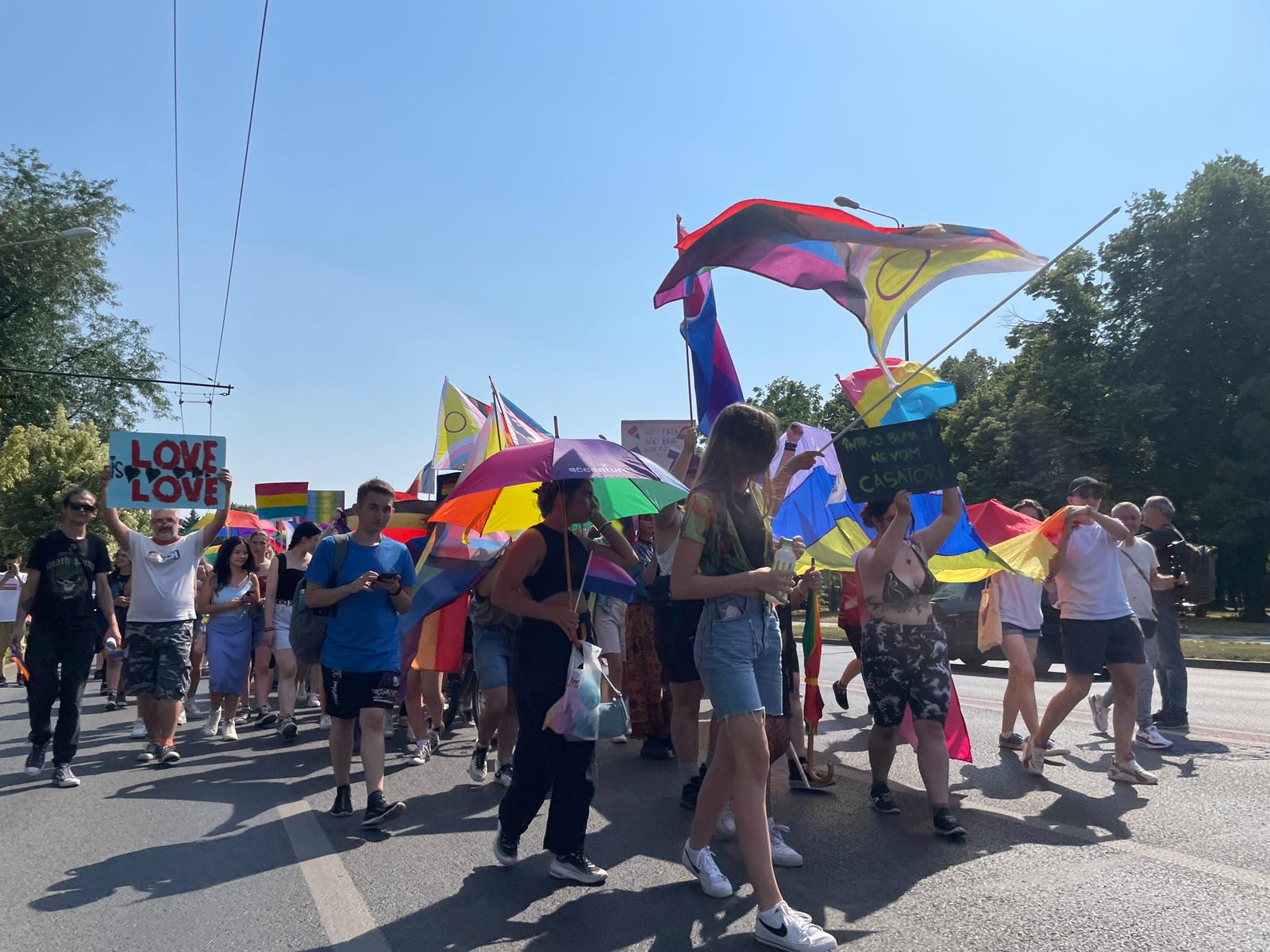 Sute de participanți la primul marș Pride din Timișoara. „Trăim într-o țară din UE care nu oferă nici o formă de recunoaștere cuplurilor de același gen”