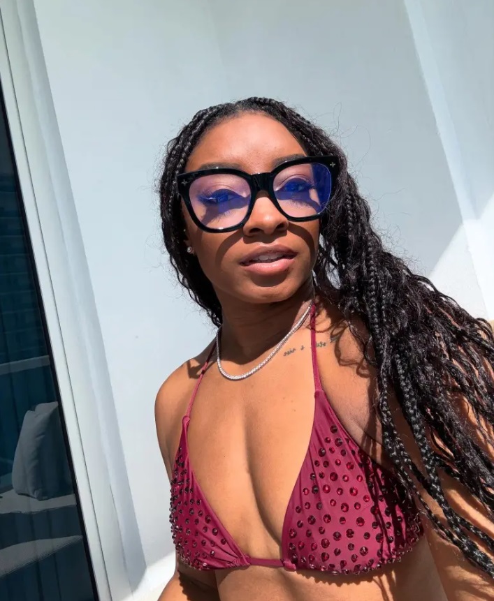 Cum arată Simone Biles în costum de baie. Fanii speculează că gimnasta și-ar fi făcut o operație de mărire a sânilor