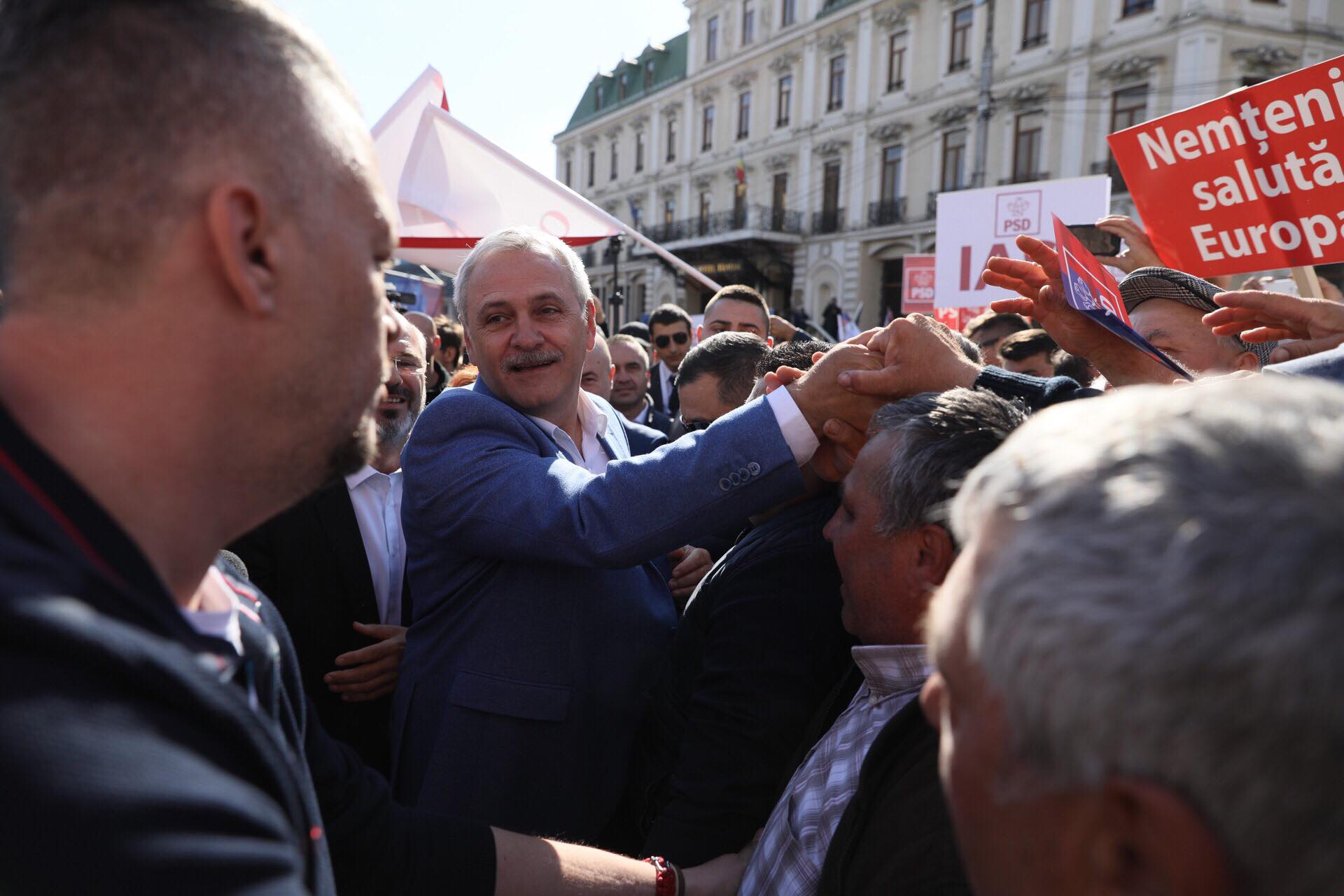 GALERIE FOTO | Mitingul de la Iași în imagini. Cum s-au comportat, joi, cele două tabere pro și anti PSD