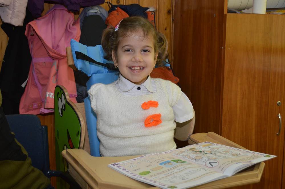 EXCLUSIV/ Delia, fetița care în pofida handicapului grav merge la o școală obișnuită, s-a integrat bine în colectiv: "Îmi place mult la școală"/FOTO