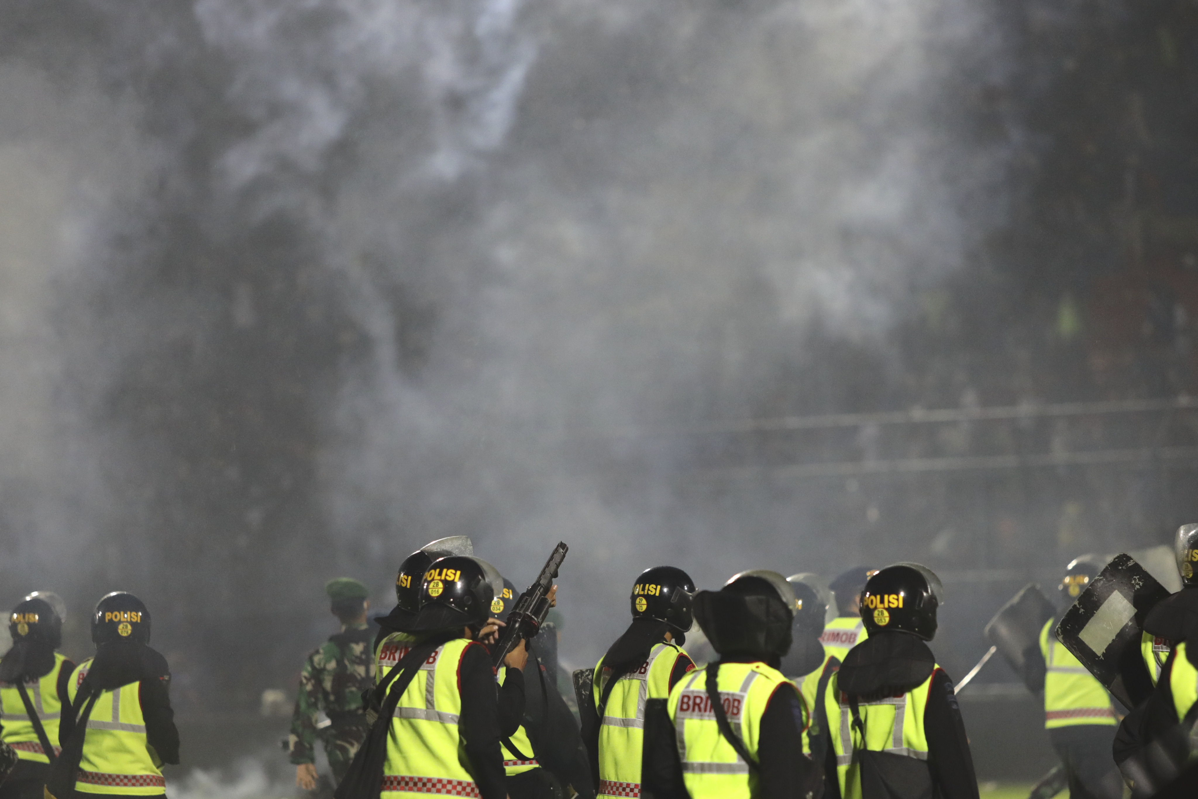 Violențe urmate de o busculadă pe un stadion de fotbal, în Indonezia. Cel puțin 125 de persoane au murit