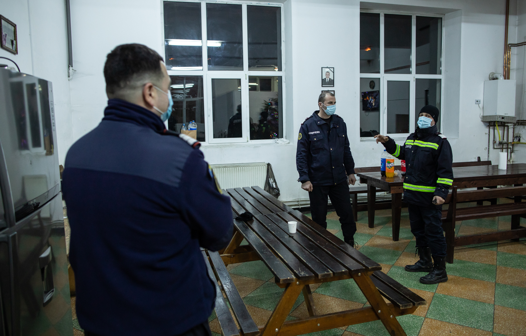 Noaptea dintre ani cu pompierii brașoveni: Cola, în loc de șampanie, și tânărul de 19 ani care n-a vrut să fie jandarm pentru a nu fi „împotriva cetățenilor”