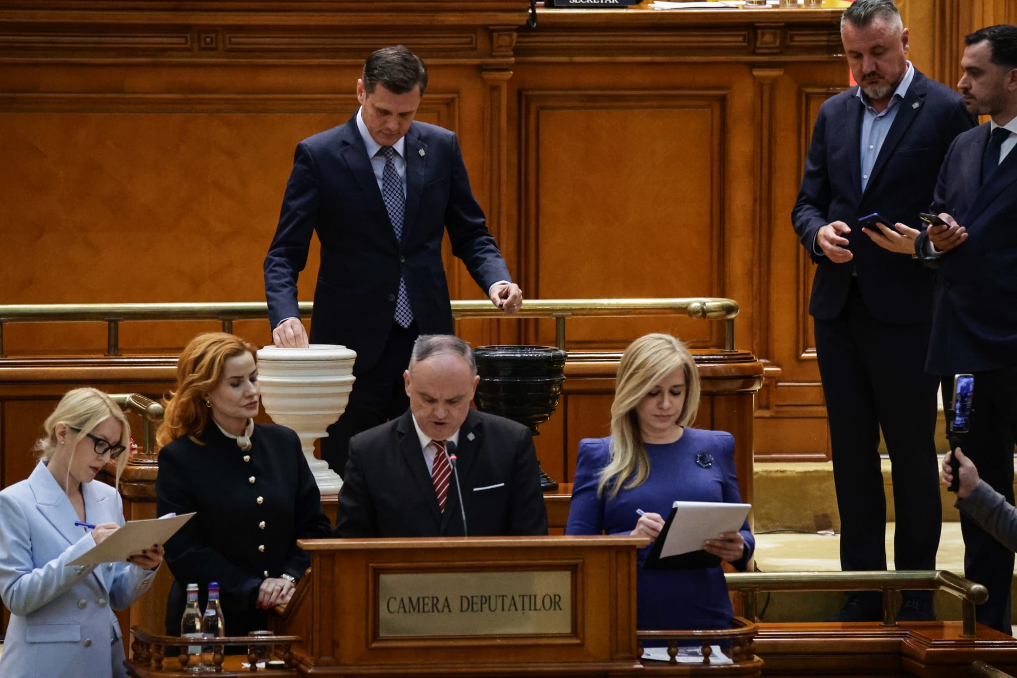 Ce nu s-a văzut la televizor în timpul votului moțiunii de cenzură împotriva Guvernului Bolojan. Negocieri în șoaptă, telefoane pe fugă și calcule la limită