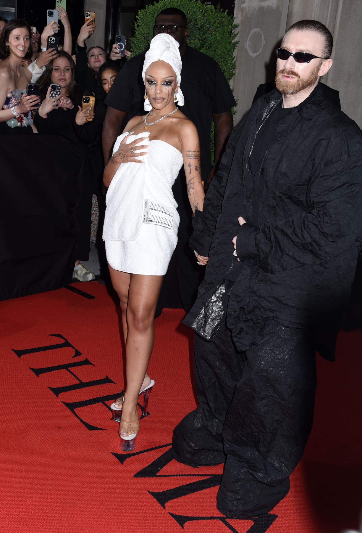 Doja Cat a apărut îmbrăcată într-o rochie udă la Met Gala 2024. De la hotelul unde a fost cazată a plecat acoperită cu un prosop