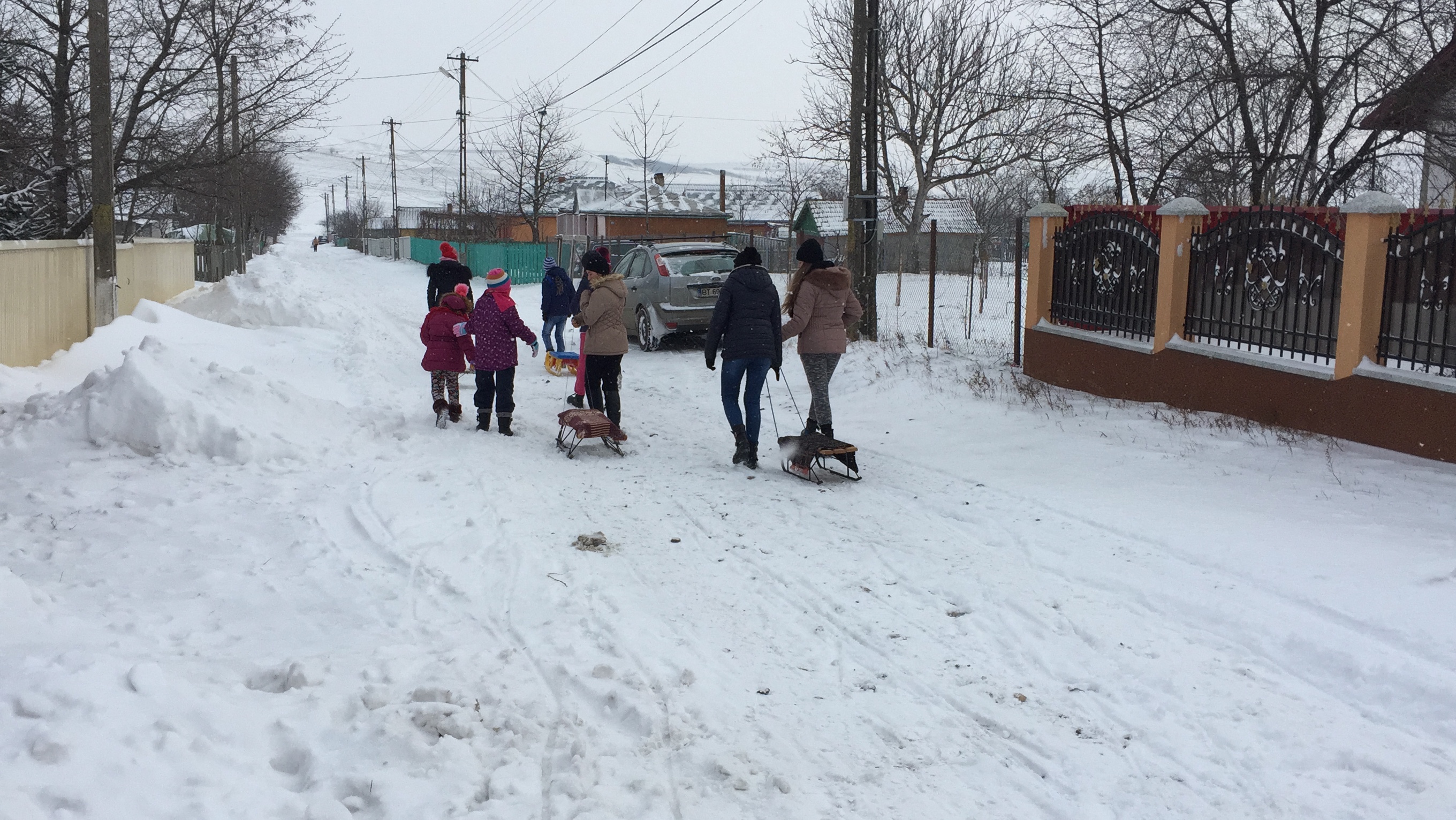 Zăpada a adus bucurie elevilor din Botoșani! Au ieșit la șăniuș în loc să meargă la școală
