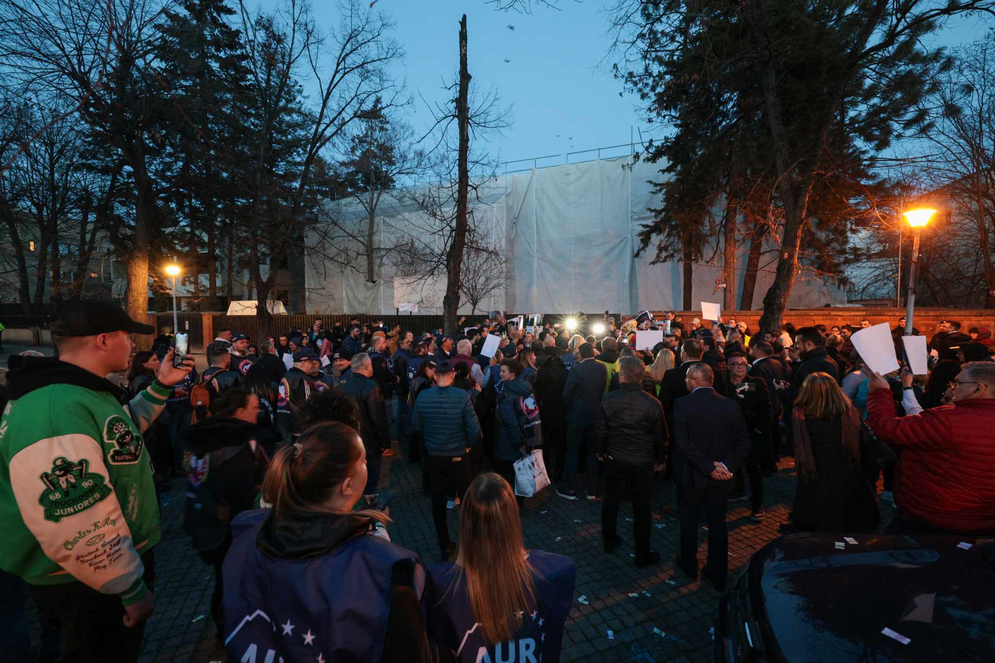 Protest AUR în fața imobilului din Aviatorilor renovat în secret pentru 7 milioane de euro: „După mandat, un palat”