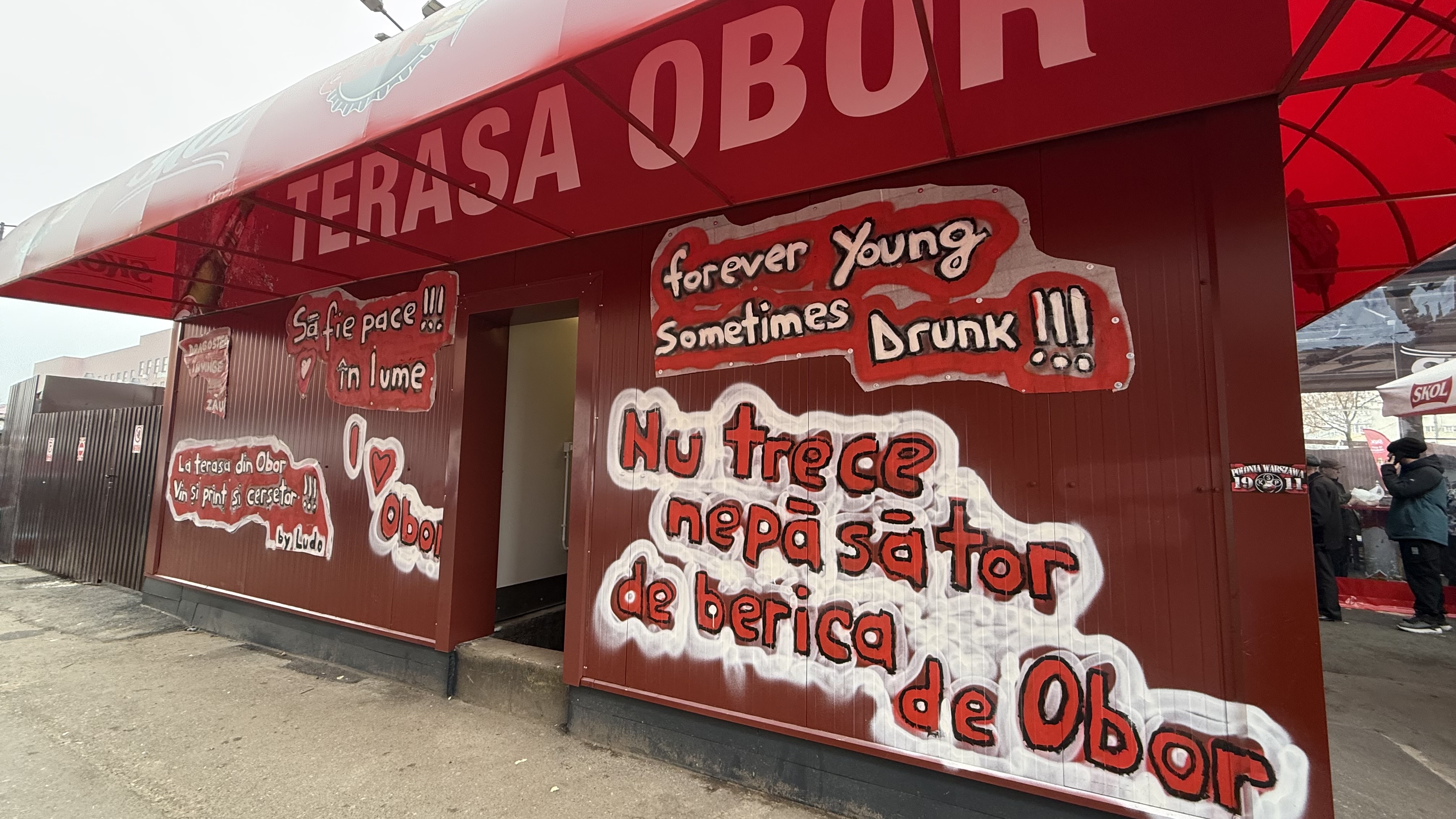 Terasa Obor și-a schimbat locația, dar cozile sunt la fel de mari. Cât costă un mic cu muștar în cea mai cunoscută piață din București