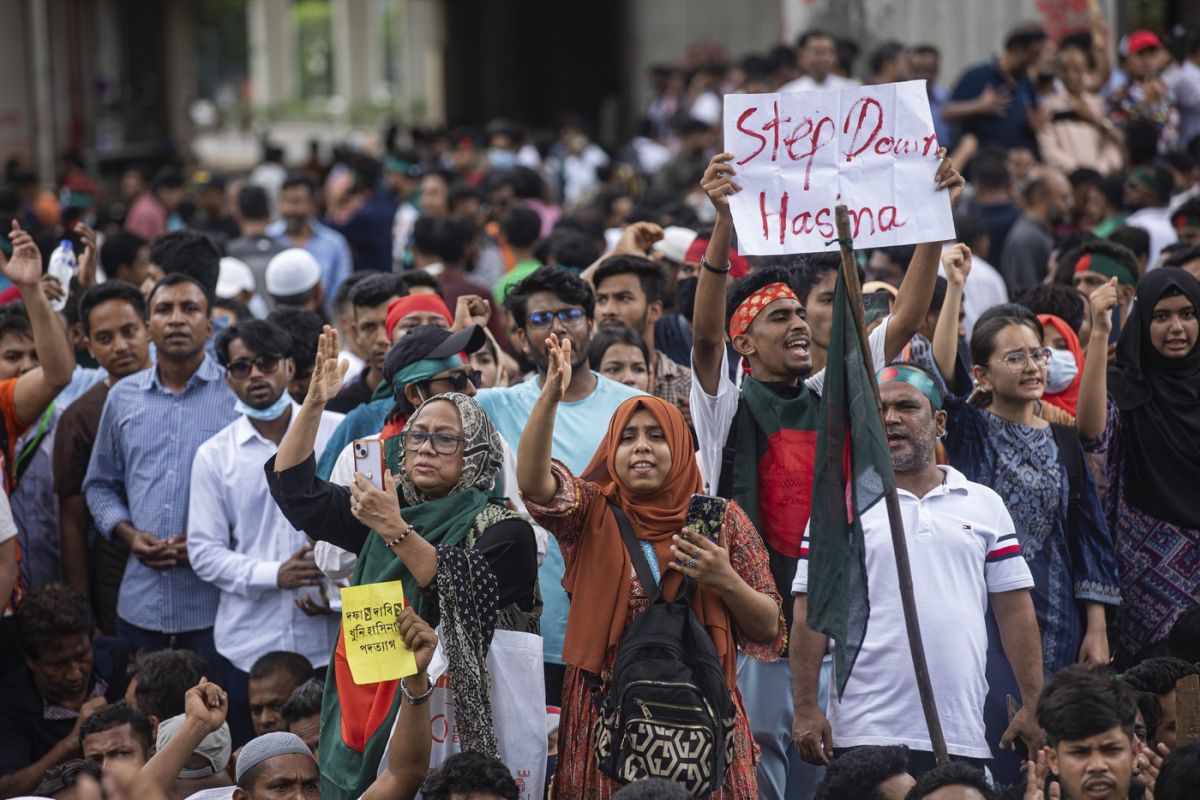 Haos în Bangladesh. Premierul a demisionat și a părăsit țara, în timp ce protestatarii îi luau cu asalt reședința oficială