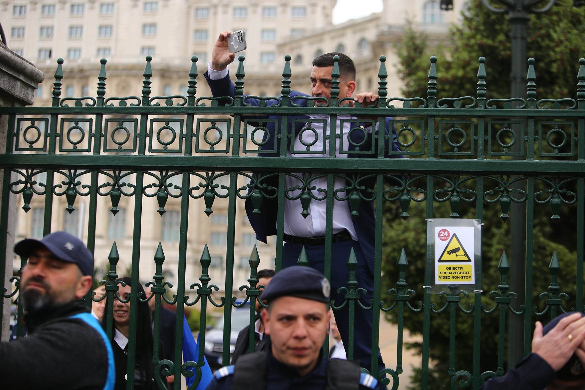Îmbrânceli între manifestanți și jandarmi la protestul AUR față de „legile antinaționale”, la poarta Parlamentului