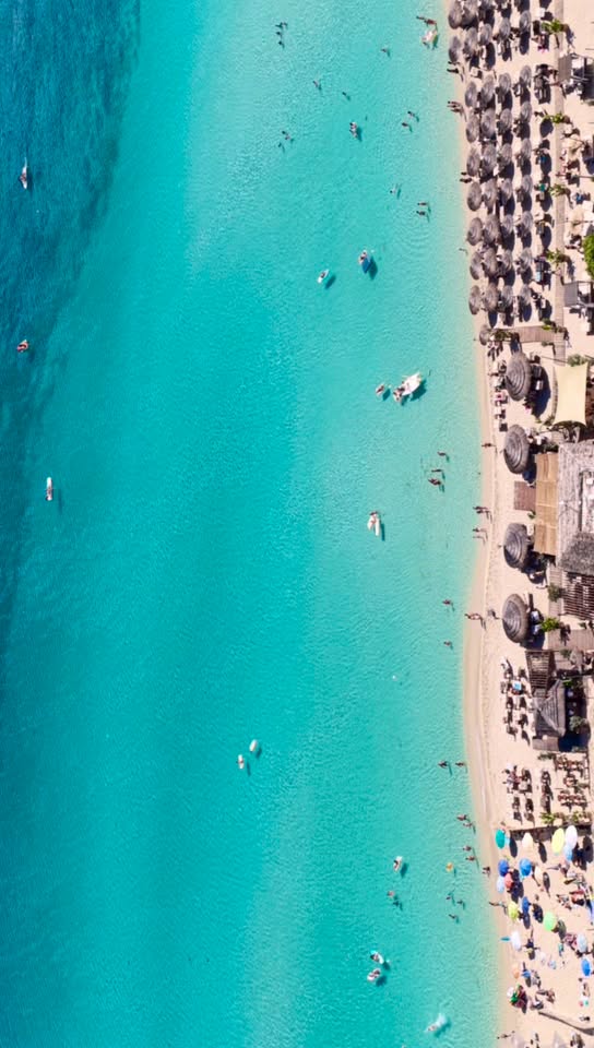 Corina Caragea, apariție spectaculoasă în costum de baie. Cât a plătit pentru două șezlonguri, în Puglia, Italia. „Veniți oricând, dar evitați iulie și august”