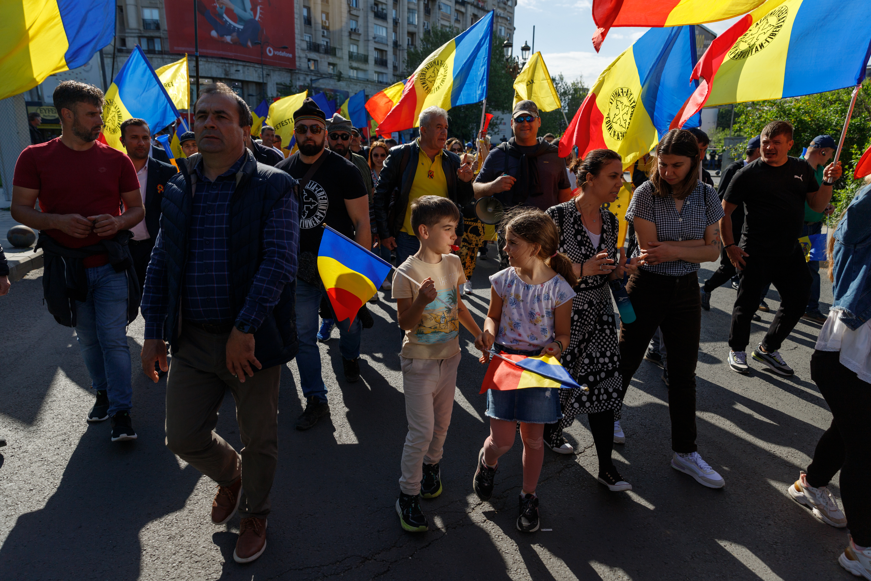 REPORTAJ. Am mers patru ore alături de protestatarii AUR. Ce i-a motivat să vină de la sute de km distanță la chemarea singurului lider de partid din România care e pomenit de susținători pe numele mic: „George”