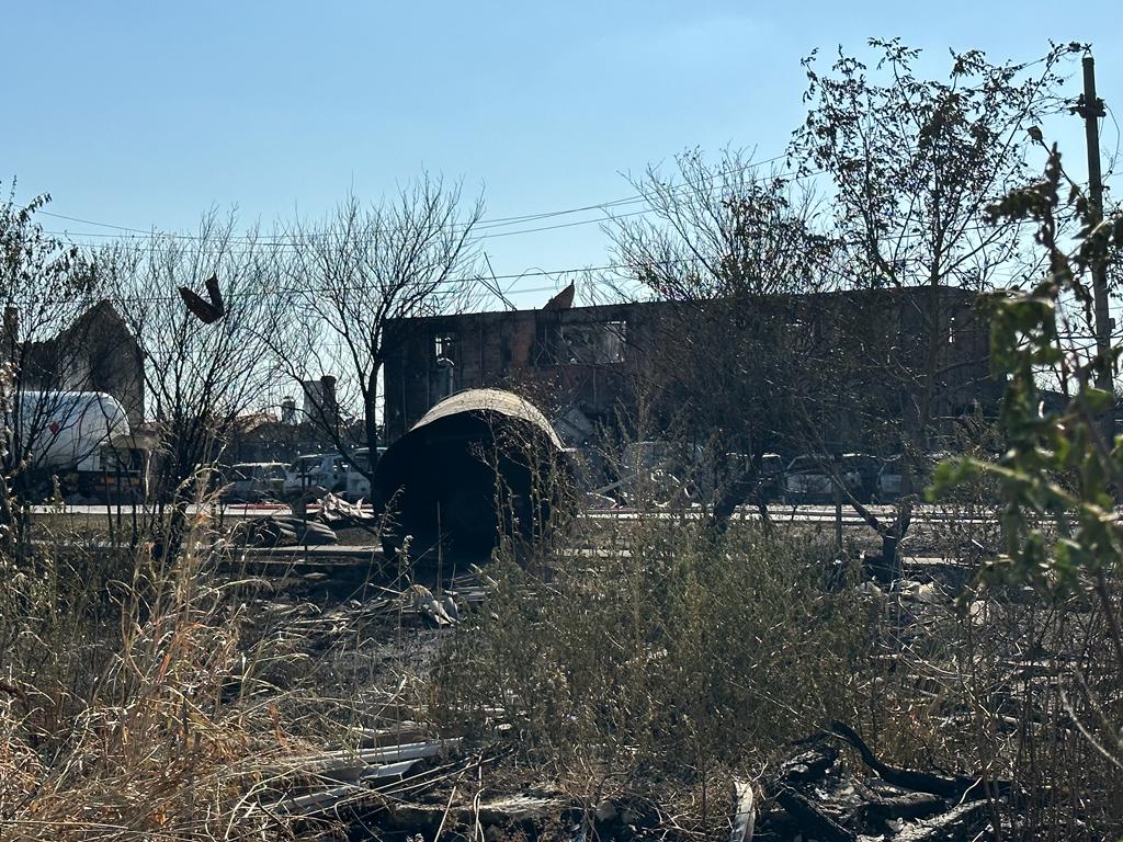 FOTOREPORTAJ Pompierii încă intervin în zona exploziei, oamenii spun că n-au primit ajutor: „Stăteam lângă o bombă și nu știam!”