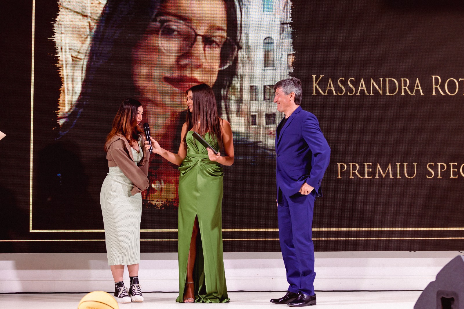 Kassandra se confruntă cu dureri groaznice după cele 50 de operații. Iosif Rotariu îi e alături fiicei sale: „În fiecare seară îi fac masaj”