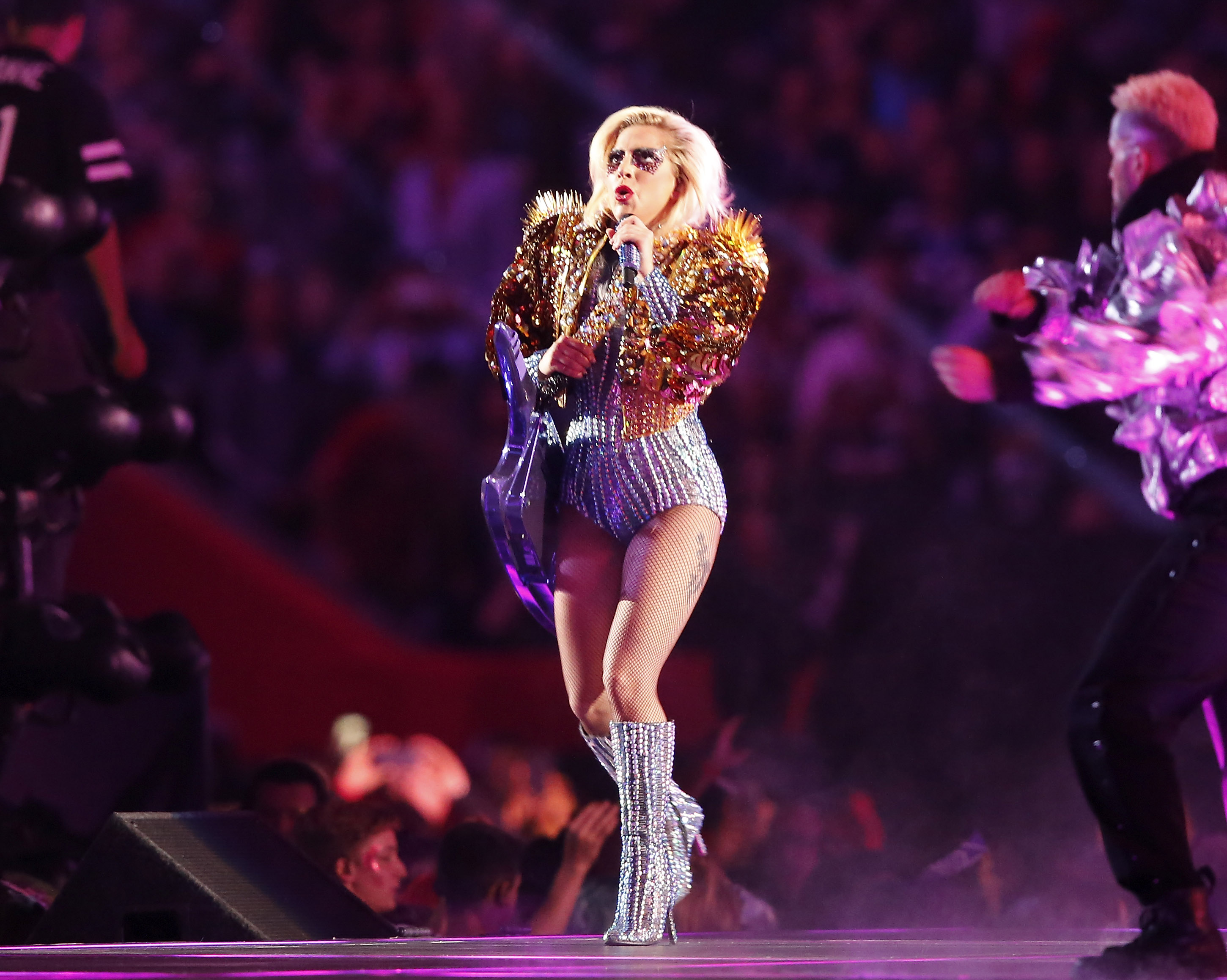 Lady Gaga a făcut spectacol în pauza Super Bowl | GALERIE FOTO