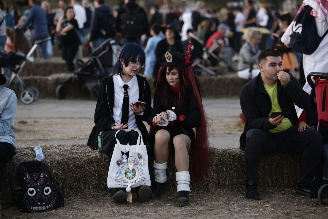 FOTOREPORTAJ. Lacul Morii s-a transformat pentru cel mai mare festival de Halloween din România cu 15,5 tone de dovleci și peste o mie de baloți de paie
