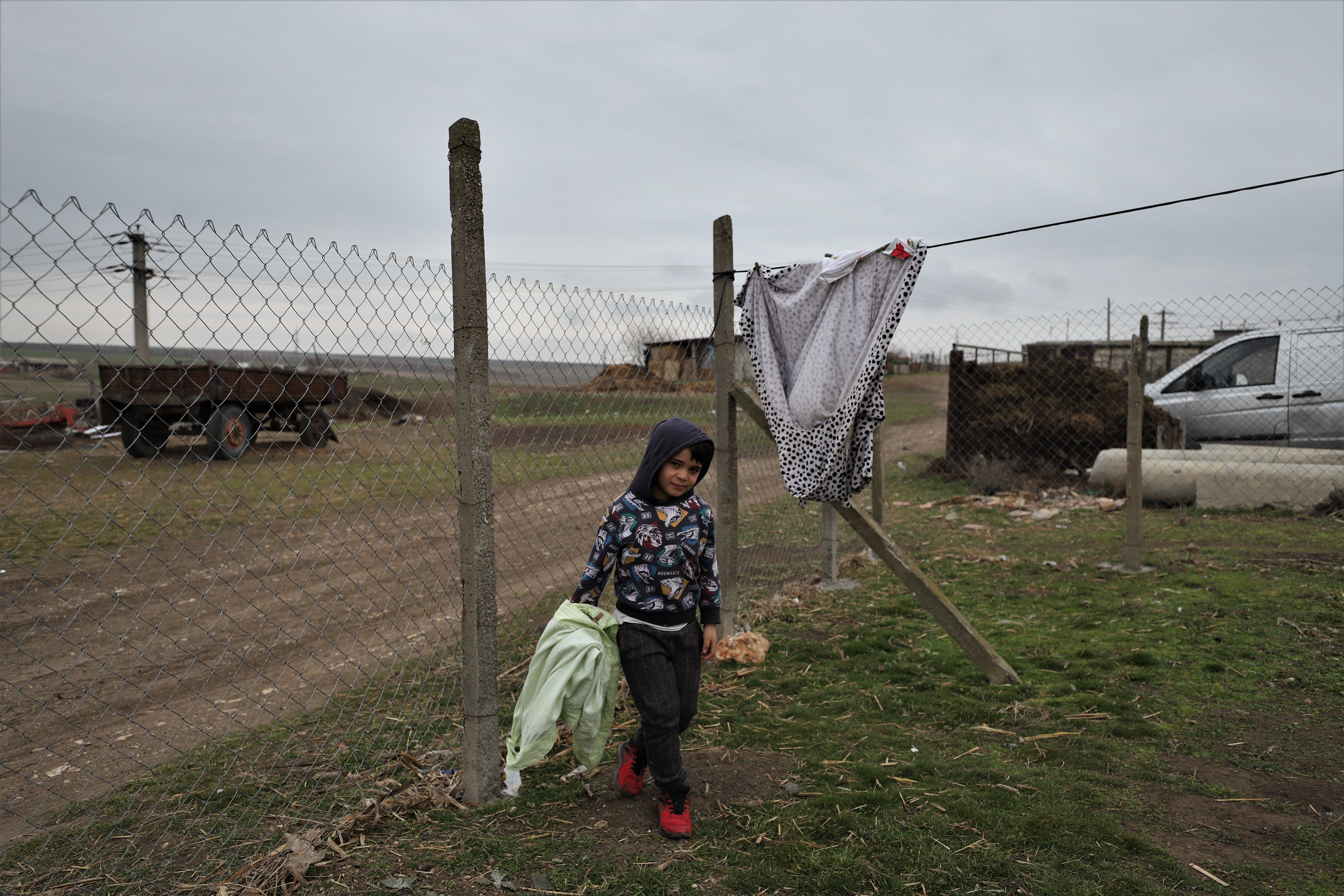 REPORTAJ. Viața chinuită a unei familii cu cinci copii, care s-a mutat din grajd în container: „Primăria nu ne dă hârtie să ne legăm la curent”. De ce i-a lăsat și fără ajutorul social