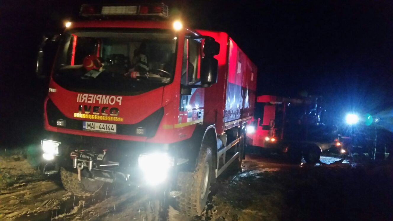 VIDEO/ Gospodării din trei localități din județul Covasna au fost inundate. Pompierii intervin pentru evacuarea apei/ FOTO