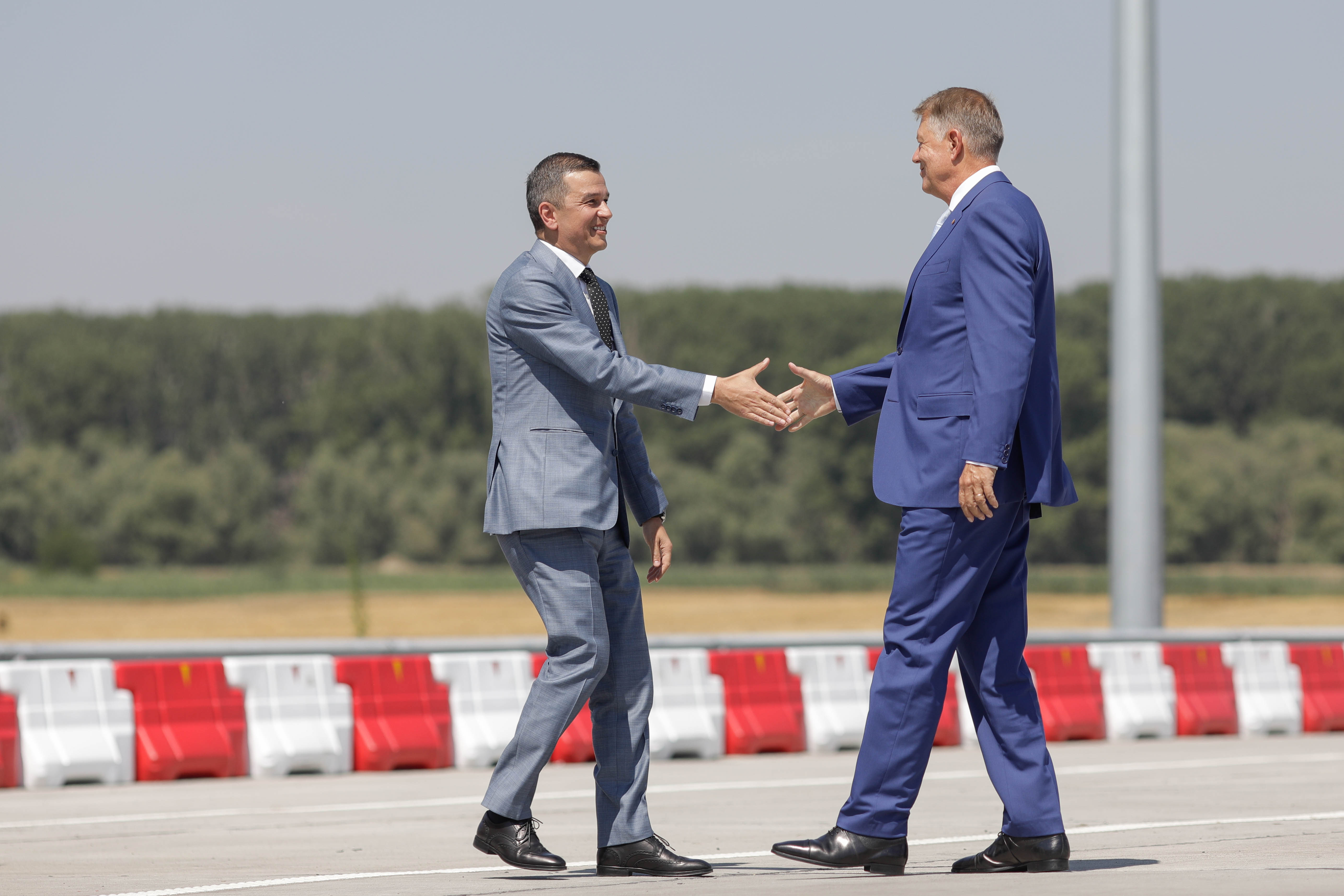 Podul suspendat peste Dunăre, deschis circulației, cu restricții pe timpul nopții. Iohannis: „Cea mai amplă construcție din ultimele 3 decenii"