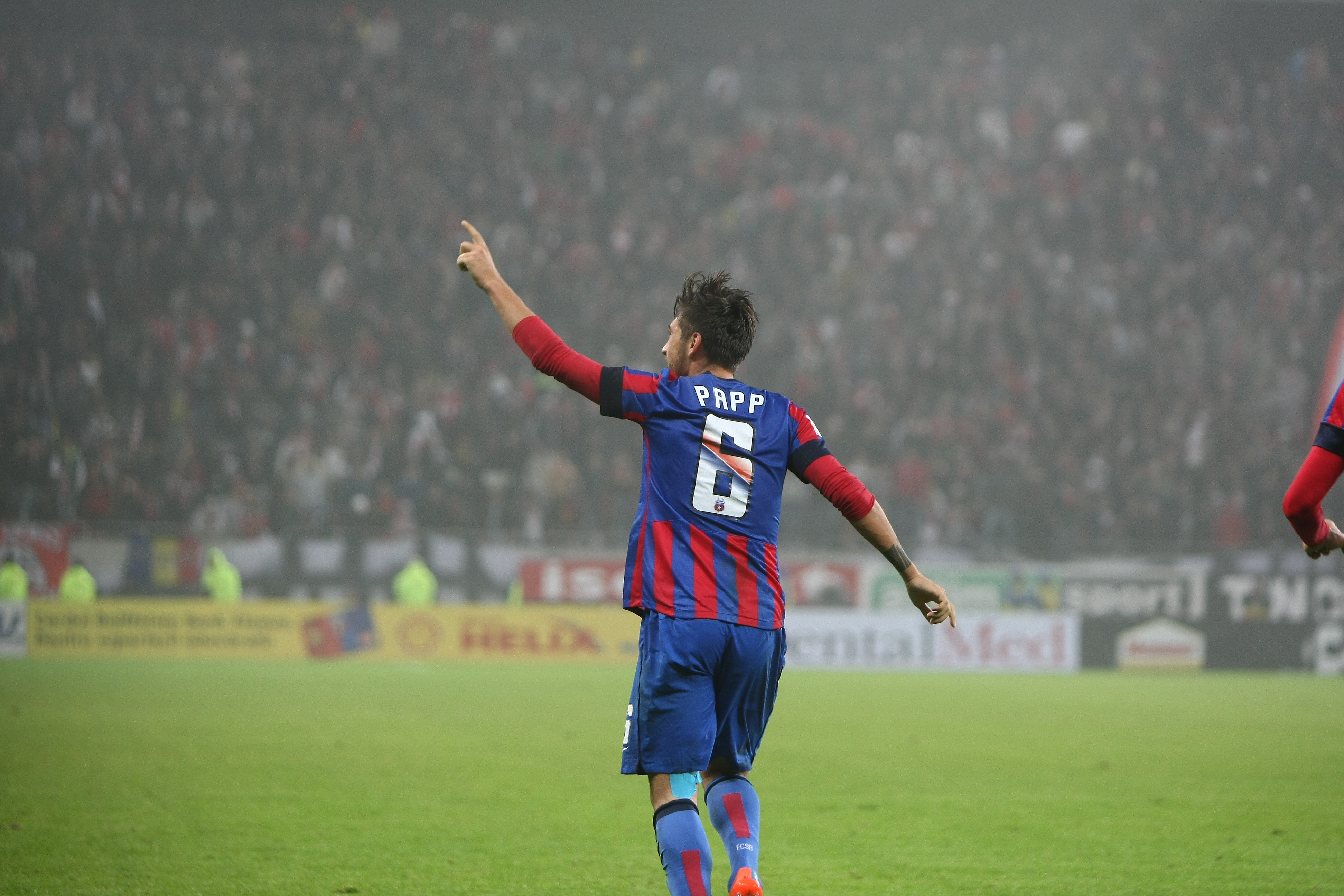 GALERIE FOTO&VIDEO/ DERBY-UL ROMÂNIEI, STEAUA - DINAMO 3-0. ^ Echipa din Ghencea i-a speriat pe ”câini” de Halloween! Szukala, Papp și Keșeru au înscris pentru roș-albaștri. Arlauskis și Bărboianu, loviți de petardele aruncate de suporteri. Băiatul lui Florentin Petre a debutat la Dinamo