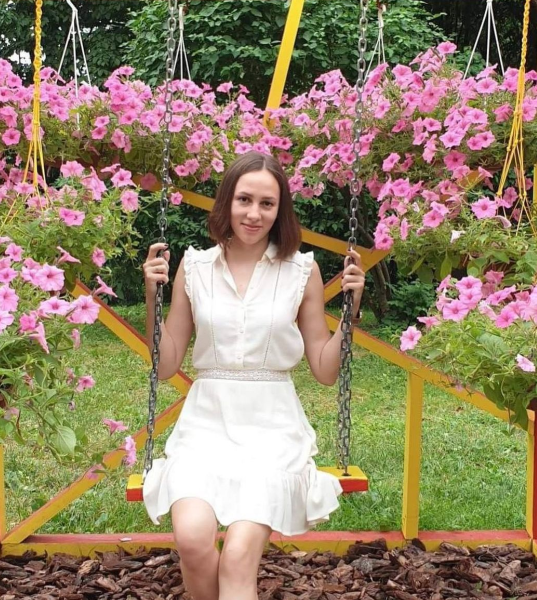 Imagini copleșitoare cu tatăl care plânge în hohote, după ce a aflat că soția și fiica lui au murit în grădinița din Brovarî