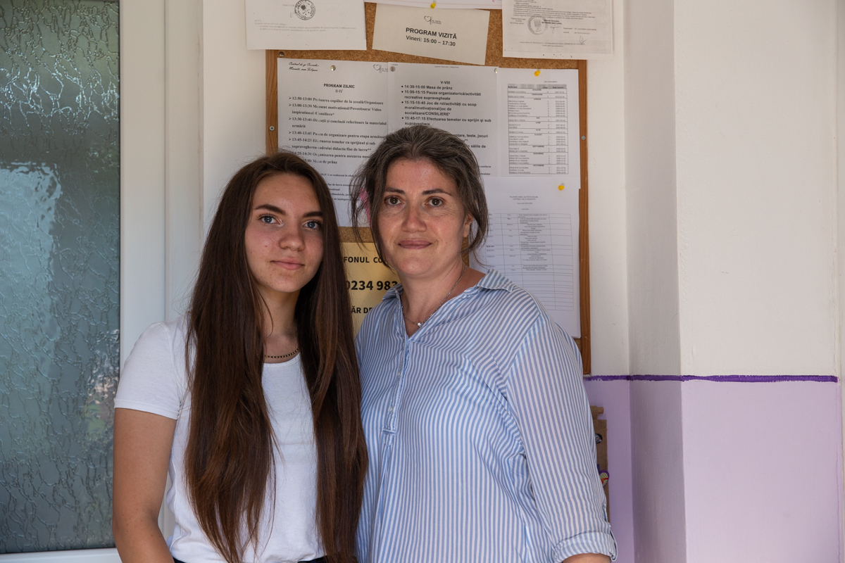 Într-un sat bântuit de sărăcie, un centru de zi le dă o șansă copiilor sărmani. „Nu poţi educa un copil flămând. Îi ungi o felie de pâine cu ceva şi apoi poți să-i umpli şi mintea cu matematică”