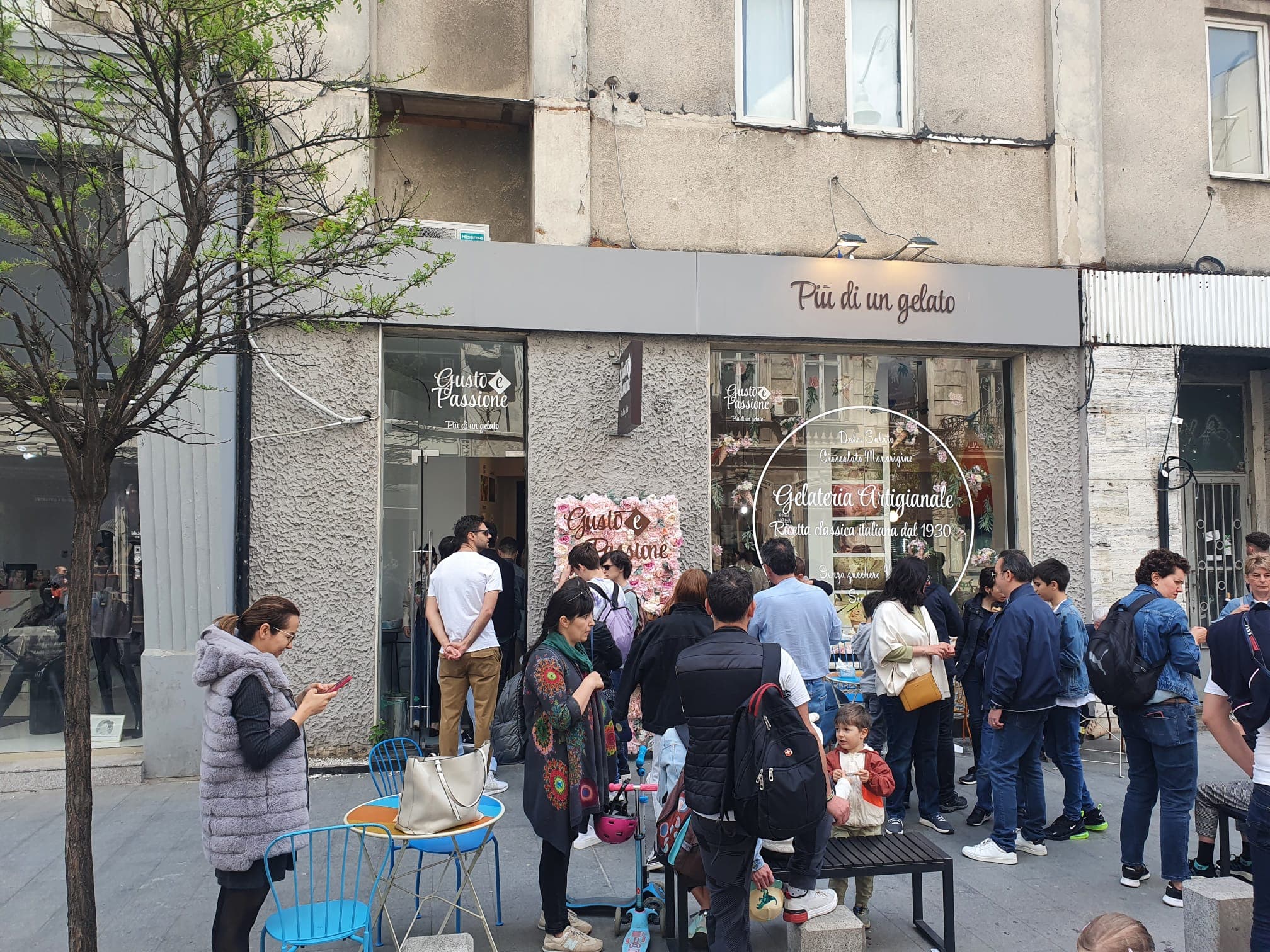 Ziua Muncii și a pietonilor. Mii de bucureșteni, la plimbare pe Calea Victoriei de 1 mai