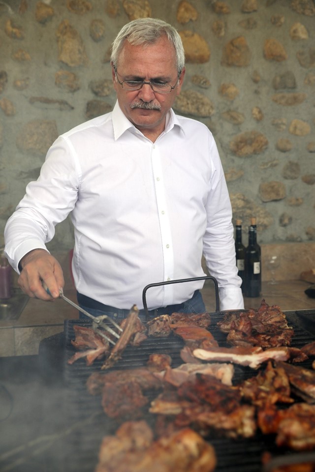FOTO | Dragnea a făcut friptură şi bulz cu oierii din Poiana Sibiului. Liderul PSD va apărea din nou la Viața Satului!