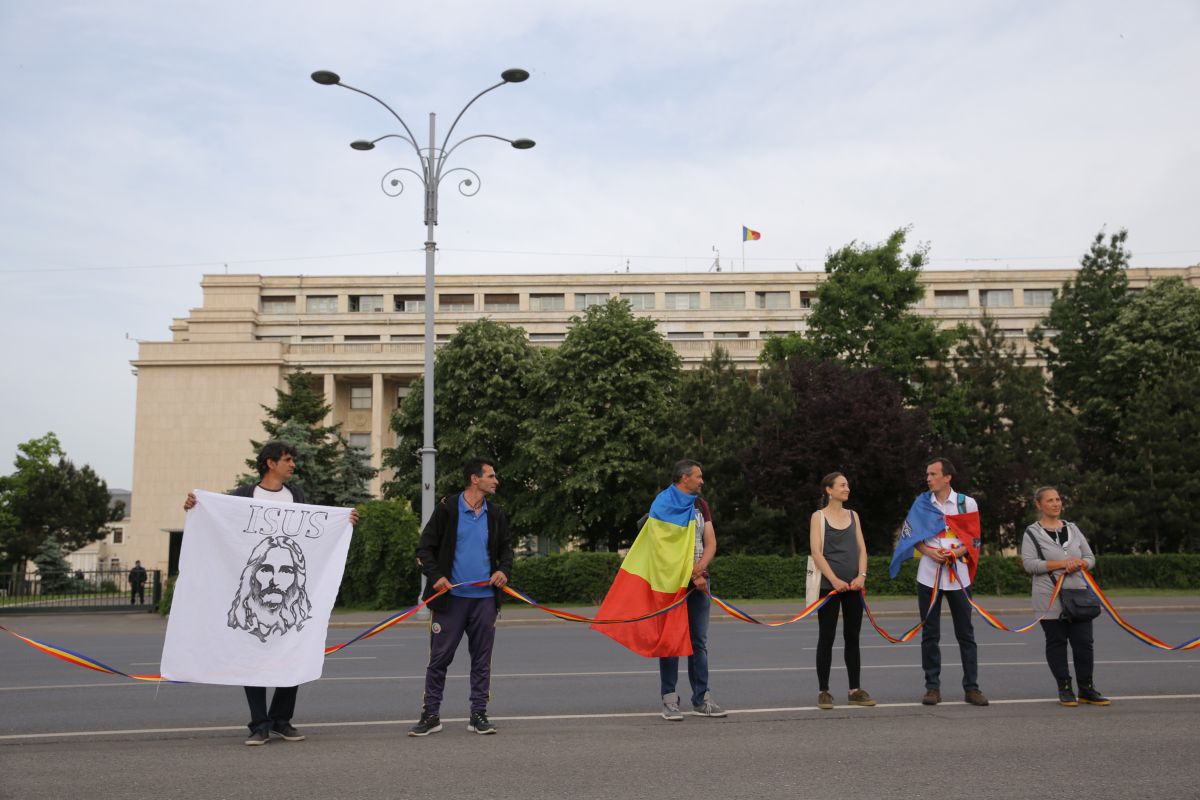 UPDATE: Protest în fața Guvernului, în prima zi de stare de alertă, deși mitingurile sunt interzise în această perioadă. Două persoane au fost ridicate de jandarmi