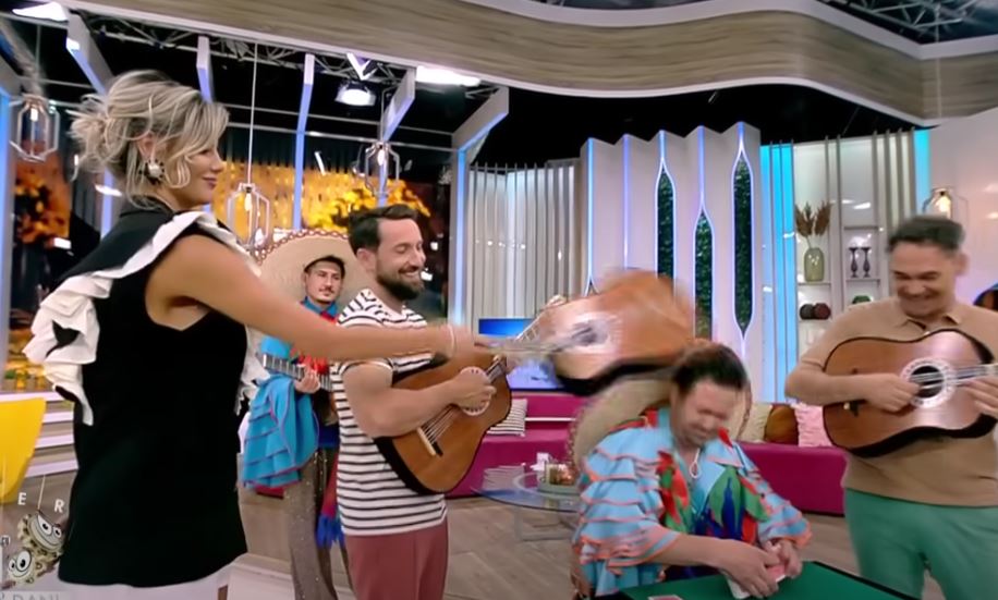 Ramona Olaru, deranjată de comentariile magicianului Robert Tudor la „Neatza cu Răzvan și Dani”. L-a lovit cu chitara în cap: „S-a supărat”
