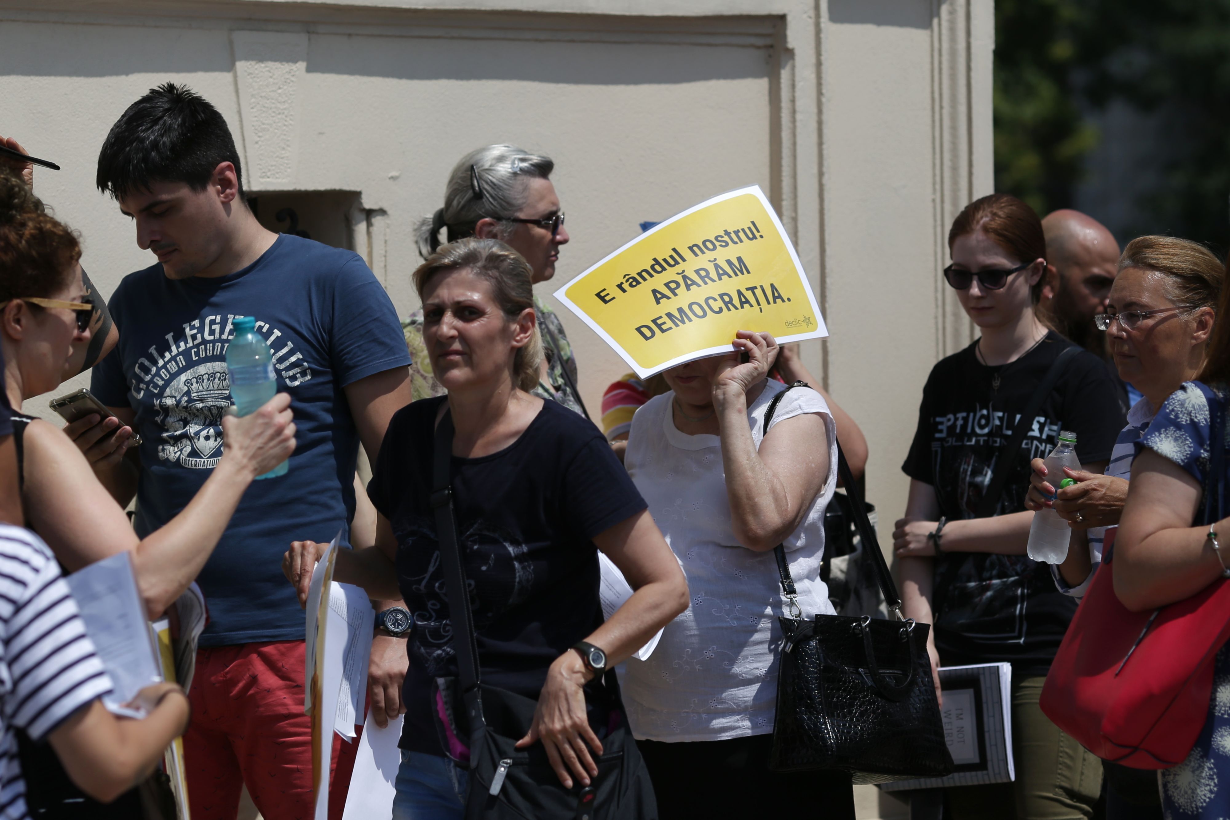 Românii cer CCR să intervină asupra noului Cod Penal, prin campania "Stăm la coadă pentru democraţie"