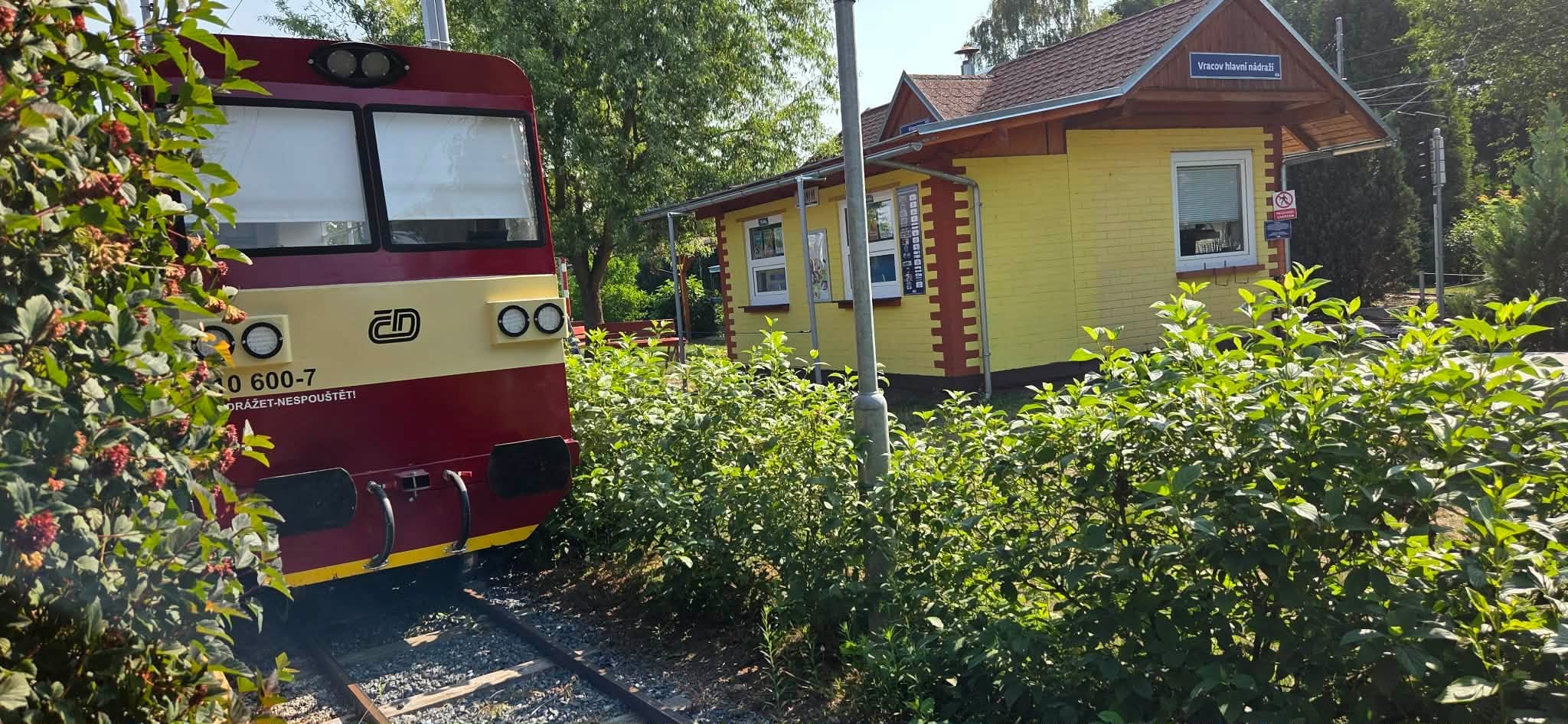 Un bărbat și-a construit propria cale ferată în grădina casei: are gări, 3 trenuri, 12 macazuri, 20 de semnale și un adevărat centru de comandă