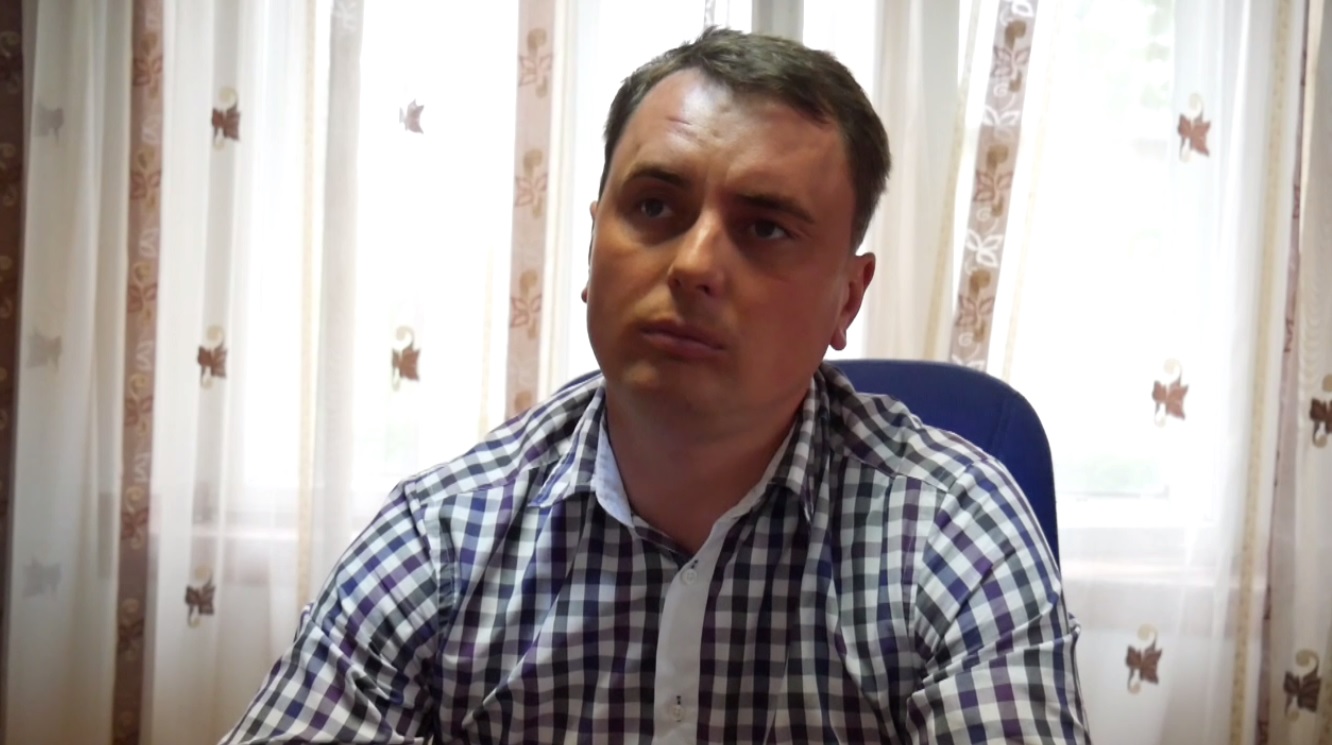 VIDEO/ Ce face un primar când i-a plecat jumătate de comună la muncă în străinătate. Interviu cu Anton Anti, primarul din Butea, Iași