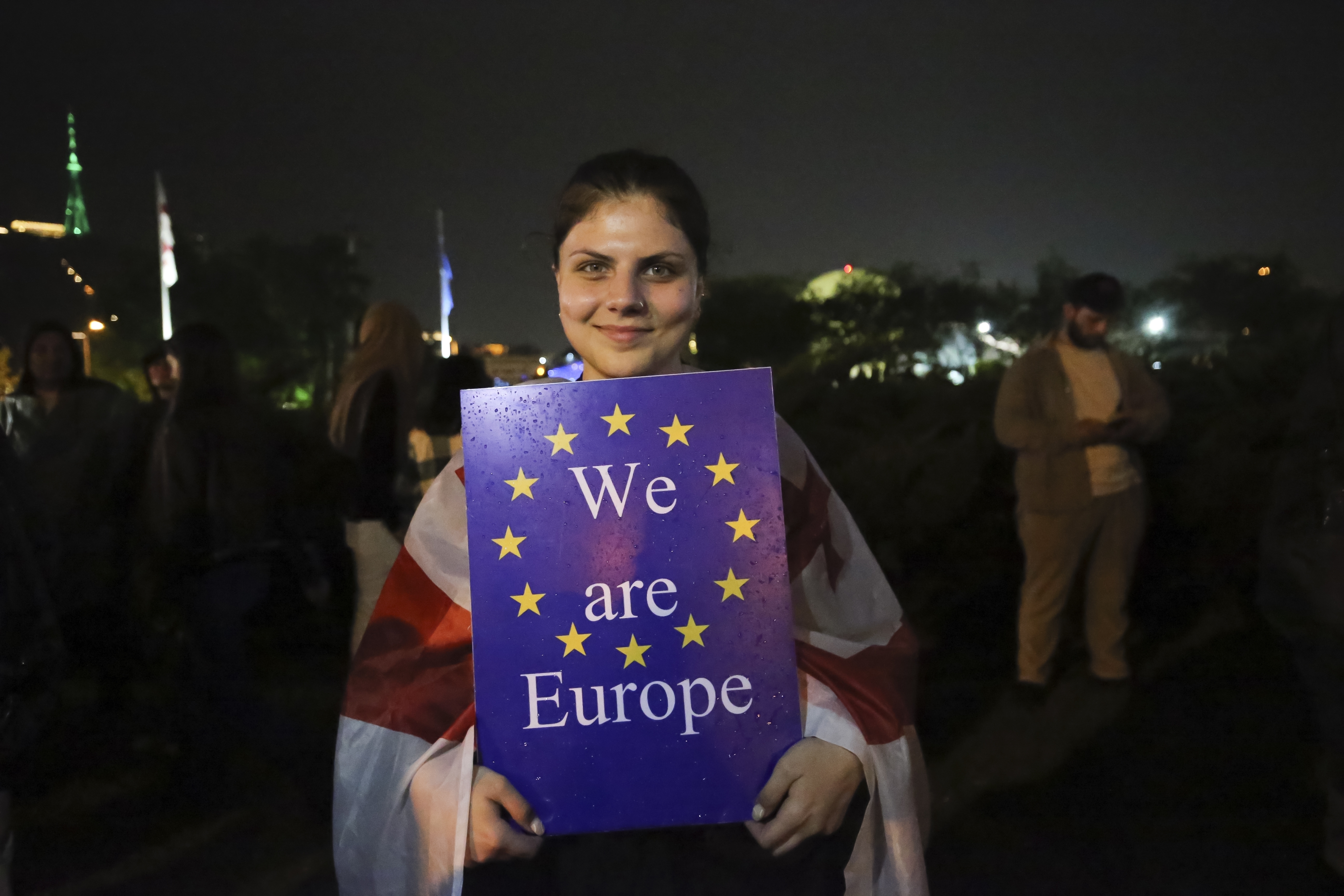 Proteste la Tbilisi, contra legii „agenților străini”. Mii de georgieni au stat peste noapte în faţa Parlamentului pentru a-i bloca luni pe deputați să intre la votul final