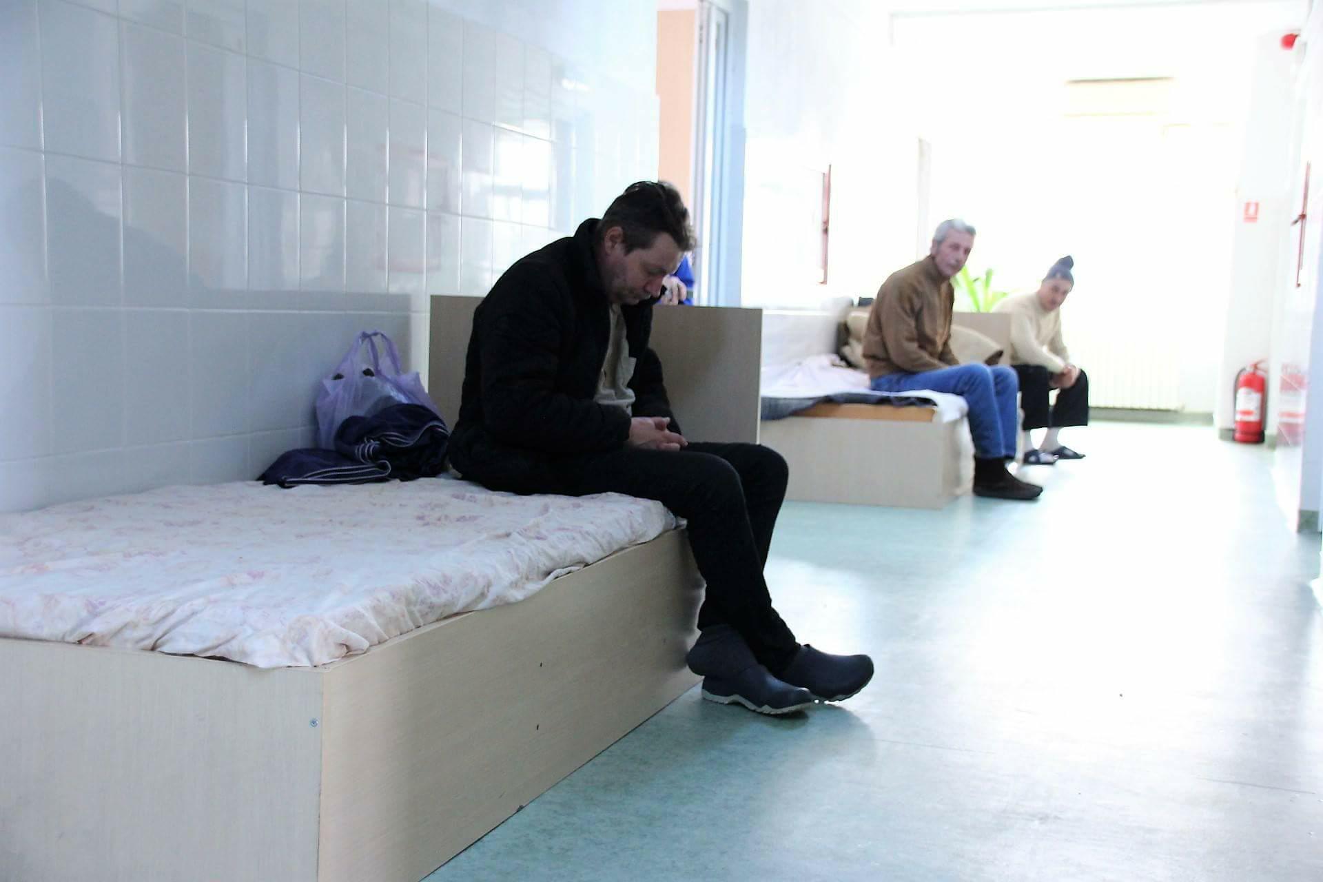 REPORTAJ/ Duși la adăpost din cauza gerului, cerșetorii din Craiova vor tot pe străzi: “Ne-au făcut baie, dar nu-s obișnuit să dorm în pat"
