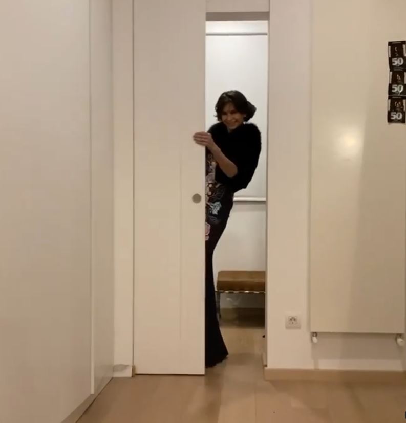 Imagini din apartamentul în care Ramona Bădescu locuiește în Italia. Are o bucătărie impresionantă, iar pe terasă a plantat lămâi și mandarini