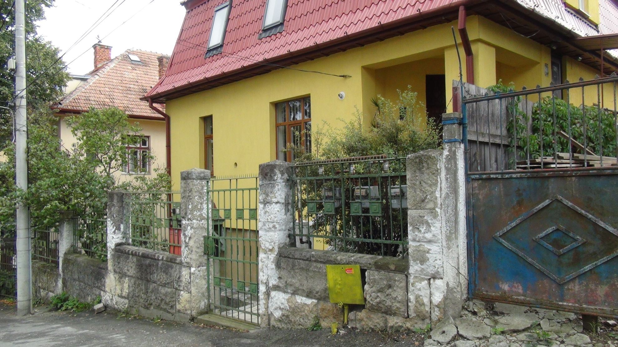 Imagini cu casa din Cluj în care locuiește Florin Piersic. E situată pe malul Someșului și e vopsită într-o nuanță aprinsă