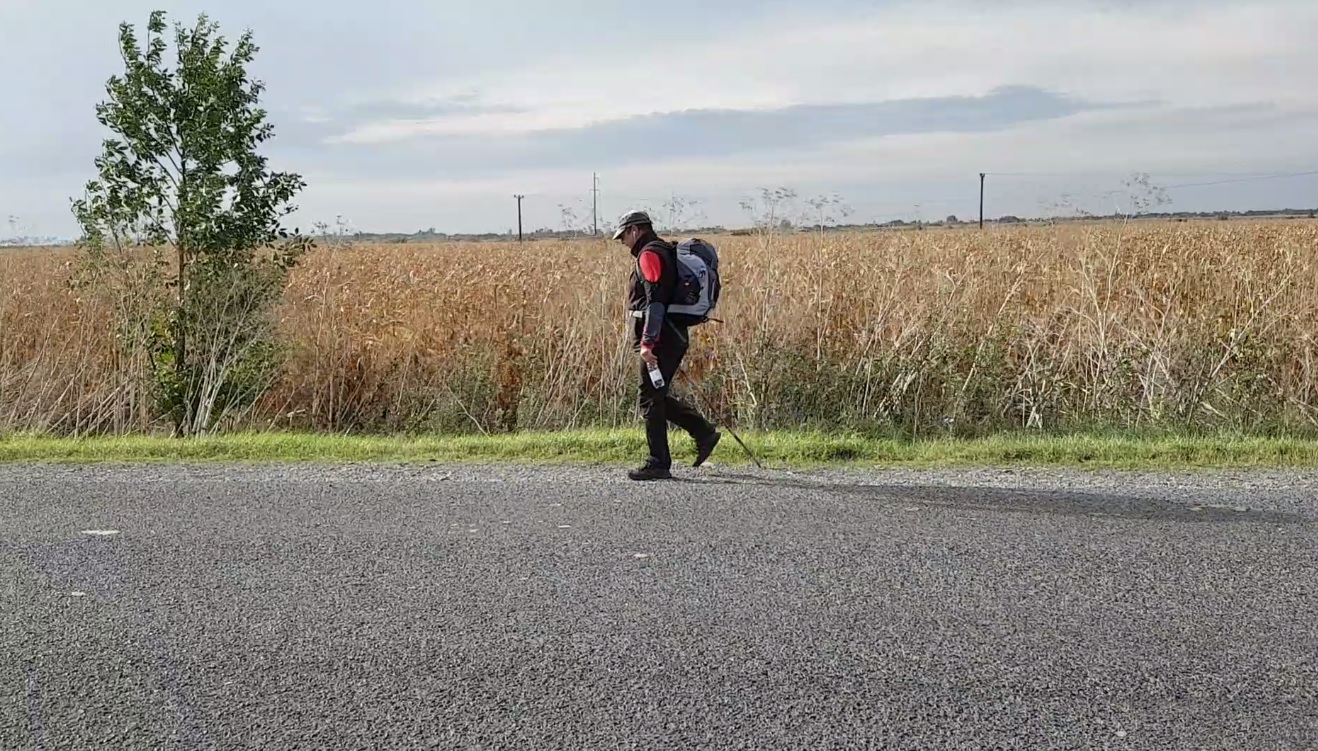VIDEO/ Primarul care străbate pe jos 320 de kilometri, ca să aducă apă potabilă în localitatea sa. Și-a cusut singur bătăturile de la picioare și a mers mai departe