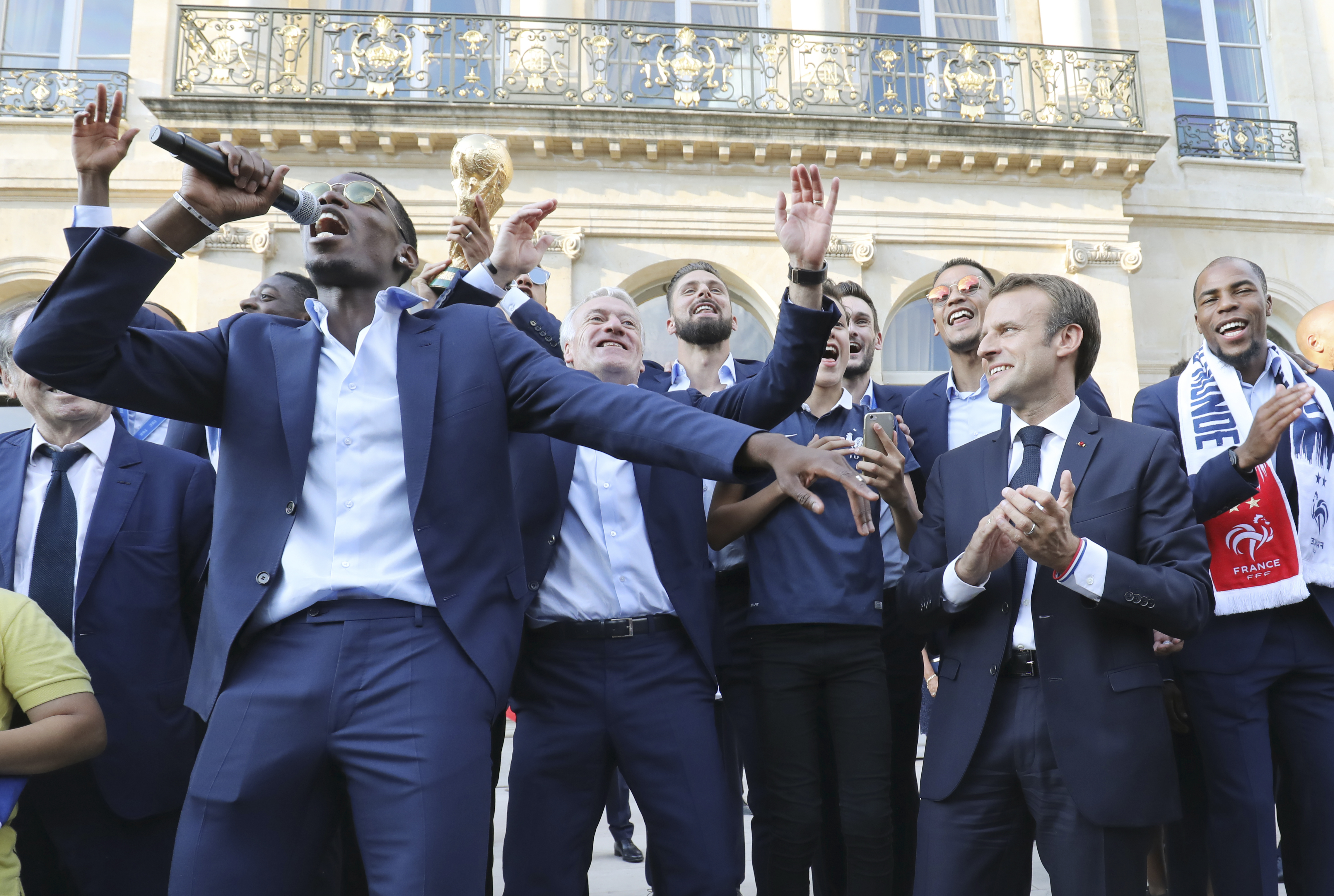 Campionii mondiali vor primi Legiunea de Onoare. ”Les Blues”, dineu la Palatul Elysee / GALERIE FOTO