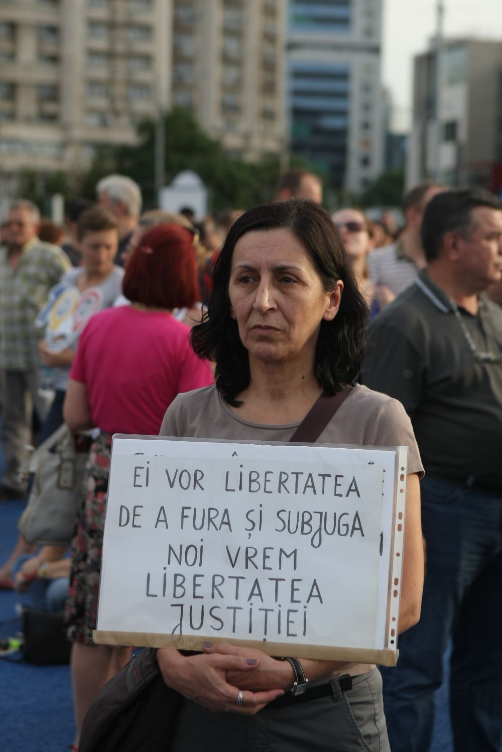 GALERIE FOTO/ Protest #Rezist, la o zi după mitingul PSD. Circa 1.000 de persoane sunt în Piața Victoriei