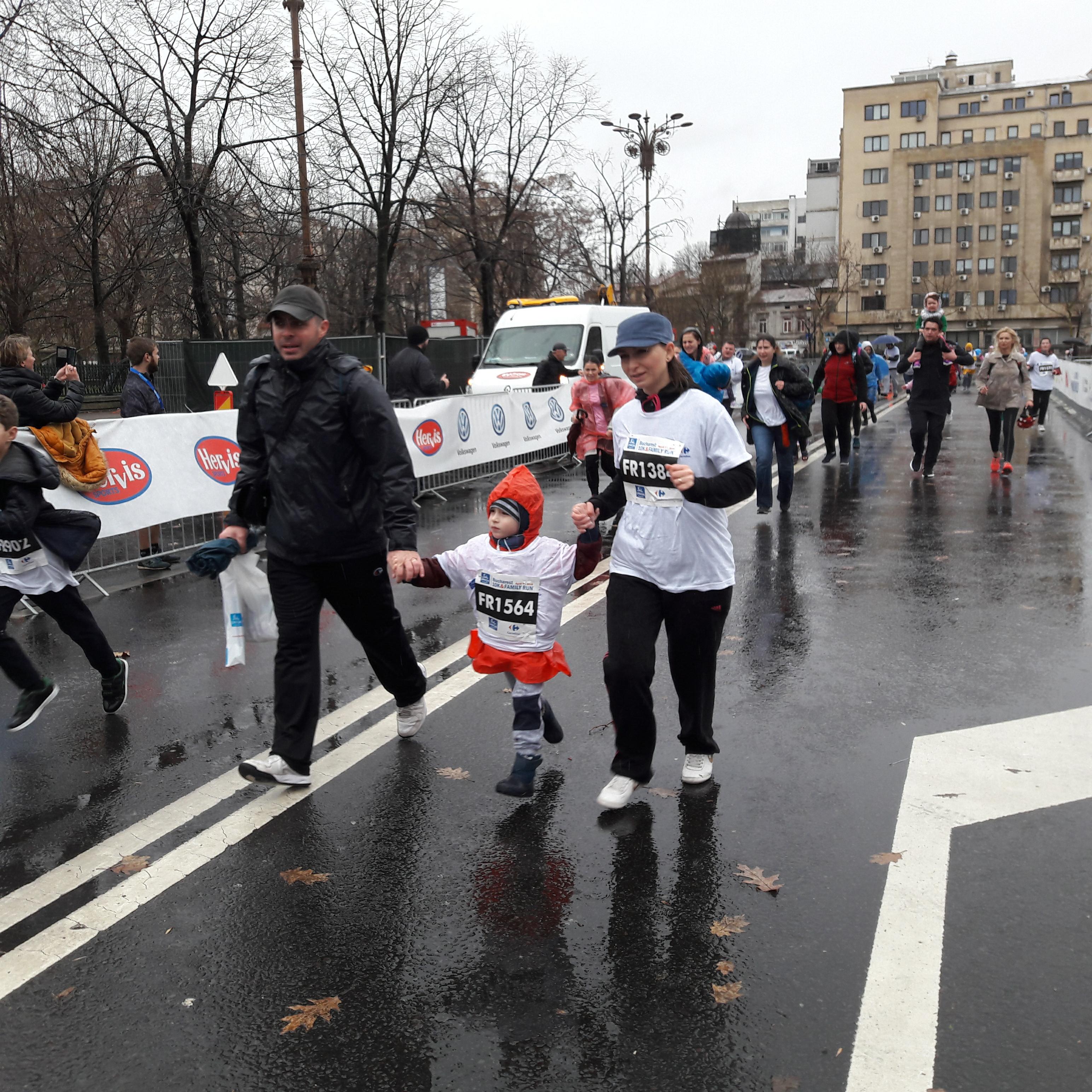 Au alergat cu căruciorul prin ploaie la Cursa Bebelușilor, în București (GALERIE FOTO)