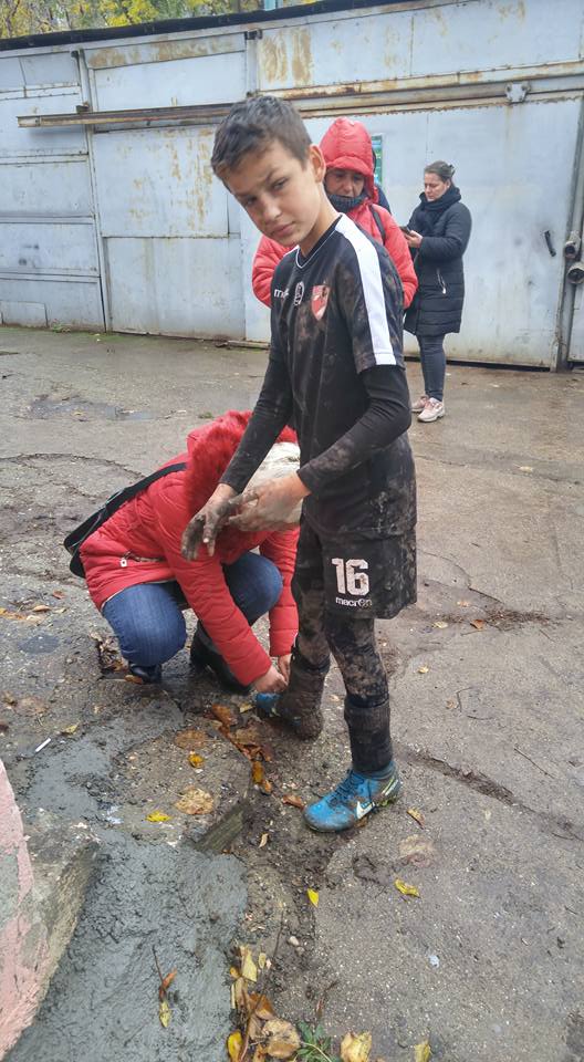 UPDATE. FRF se laudă cu loturi de Elită, dar juniorii joacă prin noroaie. Antrenor revoltat, amendat de AMFB | GALERIE FOTO