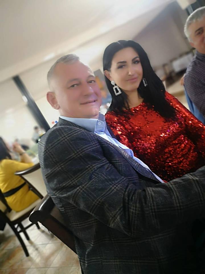Mirela de la Insula Iubirii, la ziua de naștere a fiicei iubitului ei. Senzuală într-o rochie scurtă și roz | FOTO