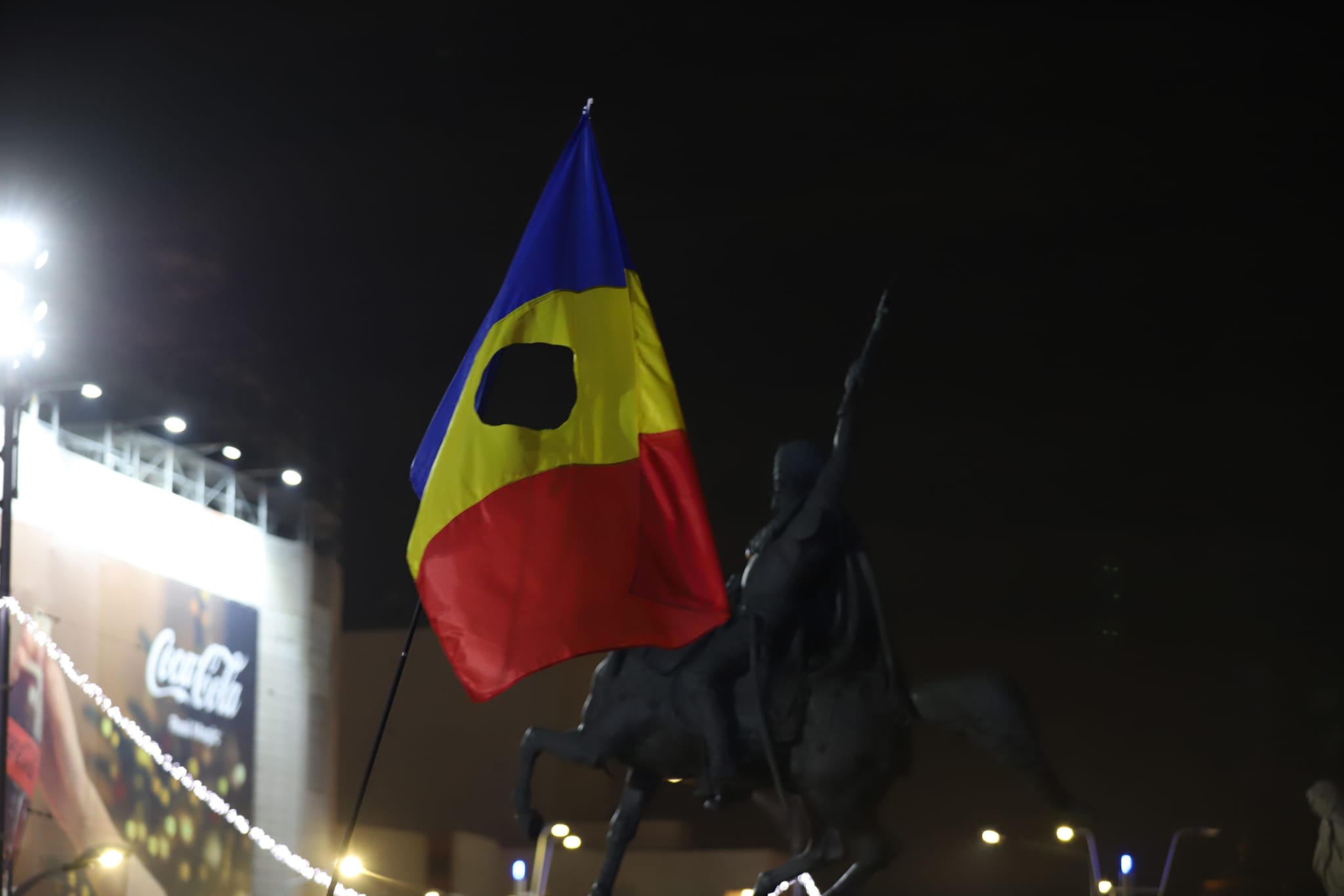 Miting pro-Europa în Piața Universității din București, cu 3 zile înaintea turului 2 al alegerilor prezidențiale