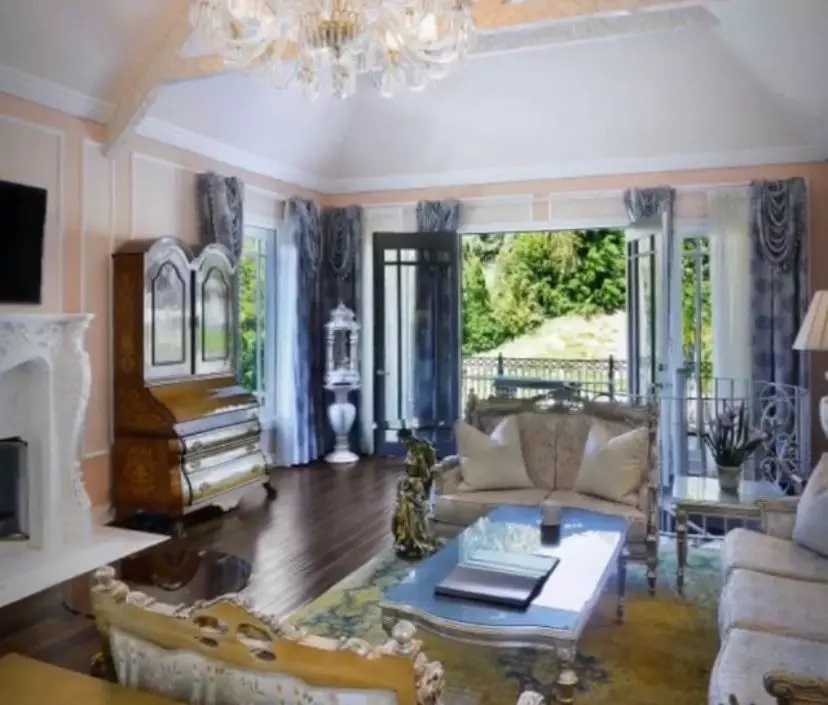 Imagini din vila în care Monica Gabor locuiește în America cu Mr. Pink. Au SPA acasă și vinotecă la subsol
