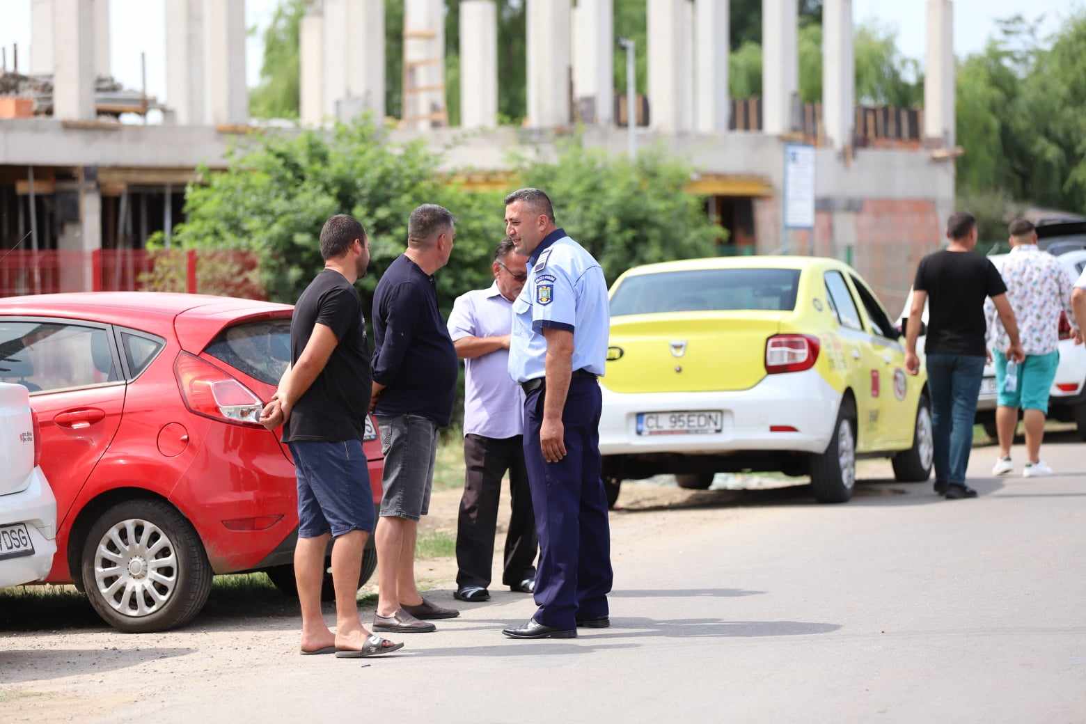 ALEGERI 2024. Secția de votare din Belciugatele, Călărași, păzită de jandarmi și polițiști, după bătaia dintre PSD și PNL de săptămâna trecută. „50 de porții de mici și o friptură la doi oameni”