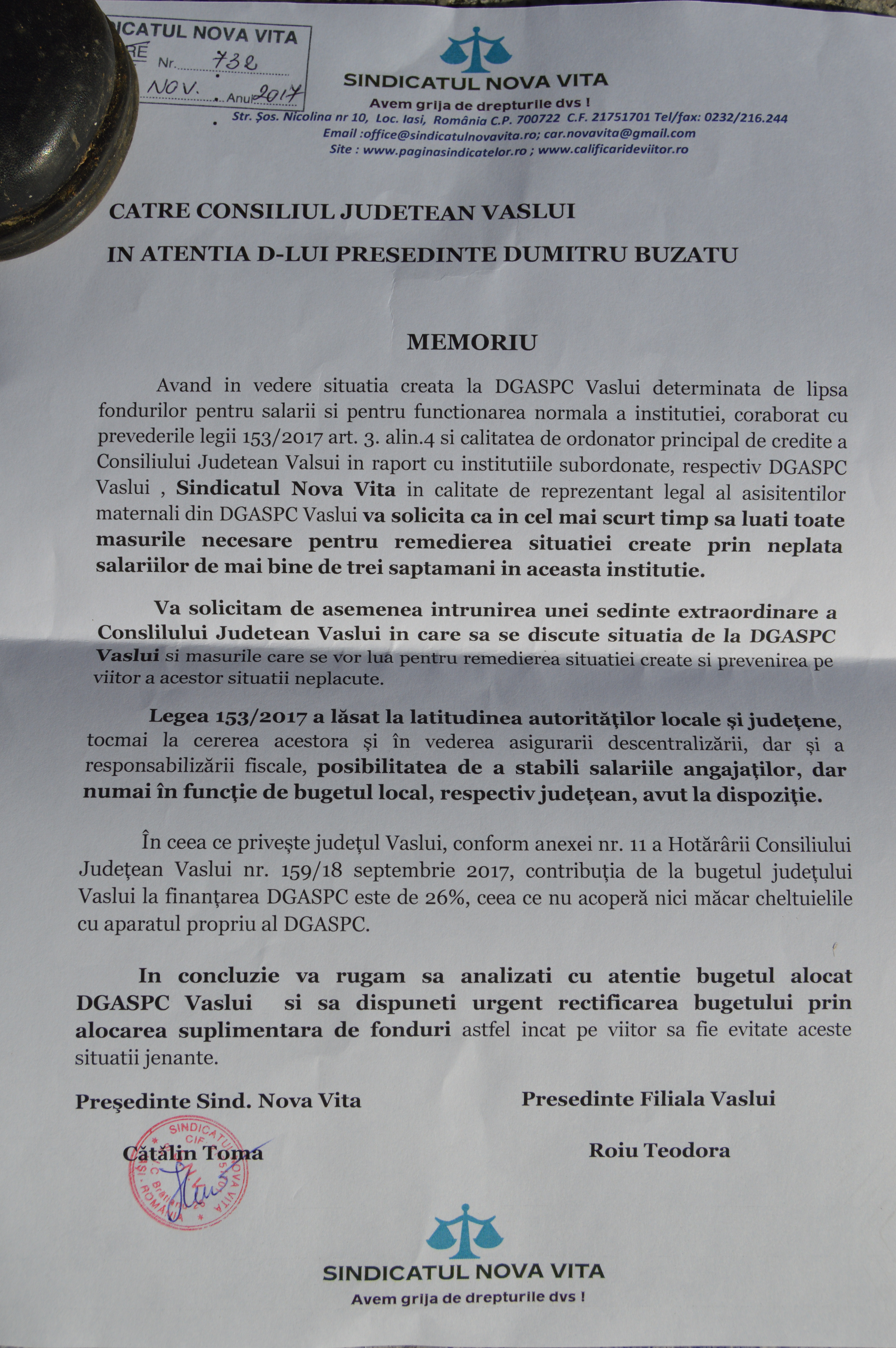 REPORTAJ: Disperarea le-a scos în stradă pe „mamele de împrumut” din Vaslui. Au grijă de copiii loviți de soartă, dar nu și-au primit salariile