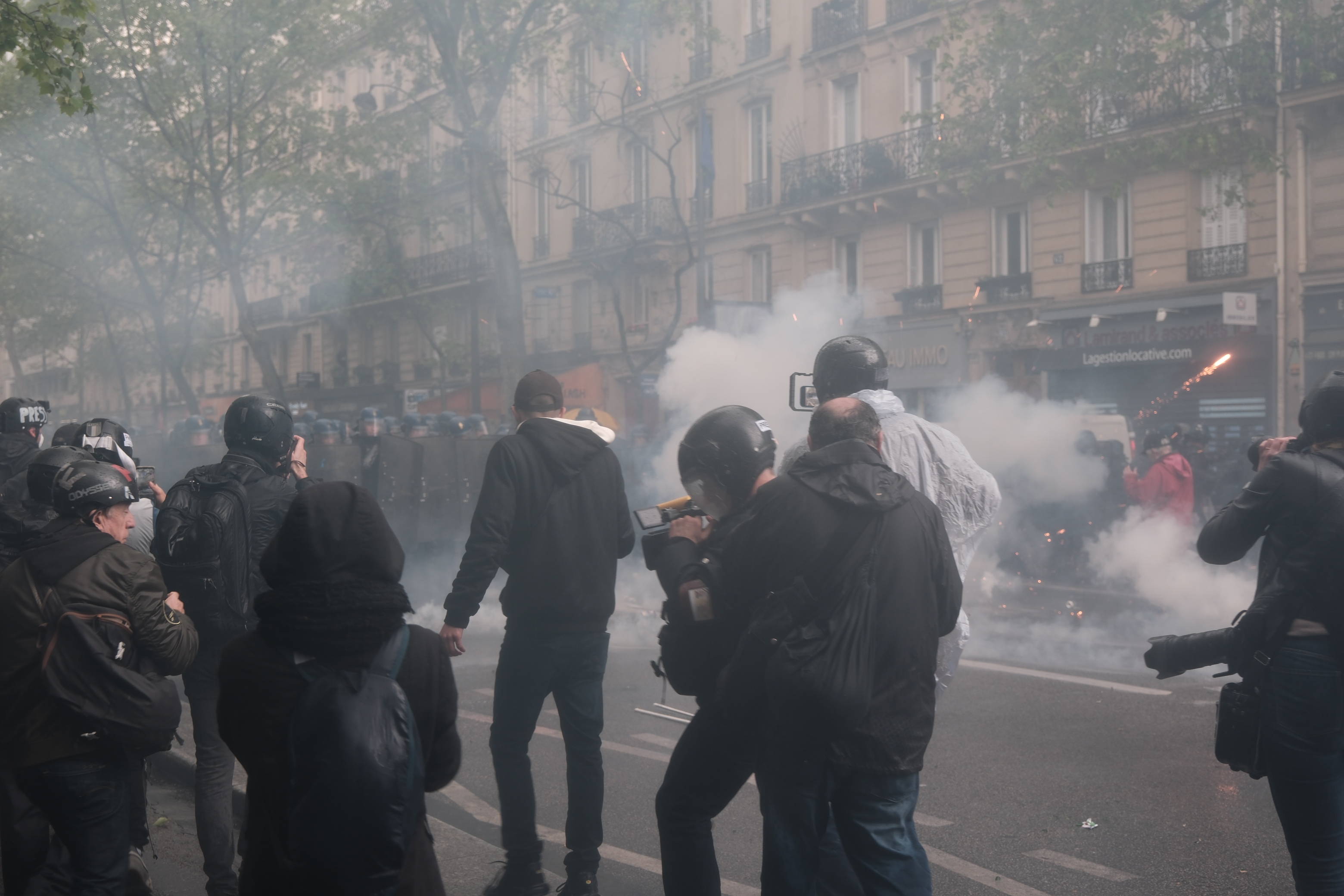 Proteste violente în Franța: 108 polițiști și jandarmi au fost răniți, aproape 300 de manifestanți, arestați
