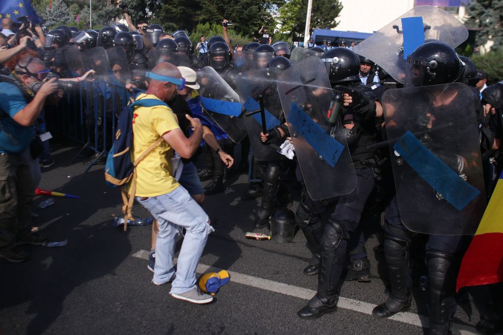 UPDATE. Război de stradă între jandarmi și huligani, în Piața Victoriei. 452 de persoane rănite / VIDEO&FOTO