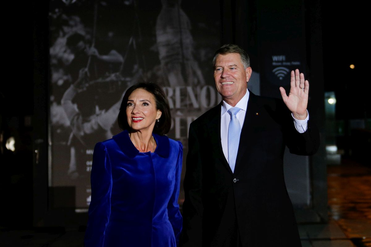 FOTO| Cum s-a îmbrăcat Carmen Iohannis la dineul dat la Paris cu ocazia a 100 de ani de la Ziua Armistițiului. Presa internațională a lăudat-o