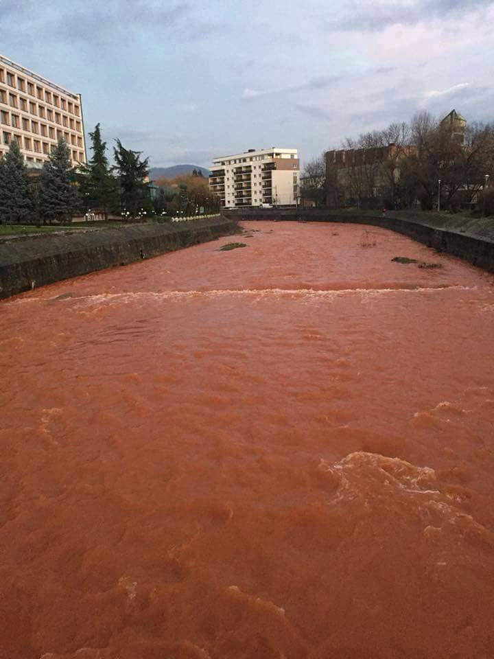 FOTO | Curge ”sânge” pe râul Săsar din Baia Mare. După 1990, minele nu au fost închise la standardele tehnologice legale